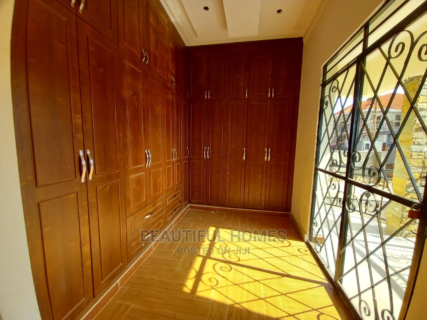 Furnished 6bdrm Mansion in Tarmacked, Kira for Sale