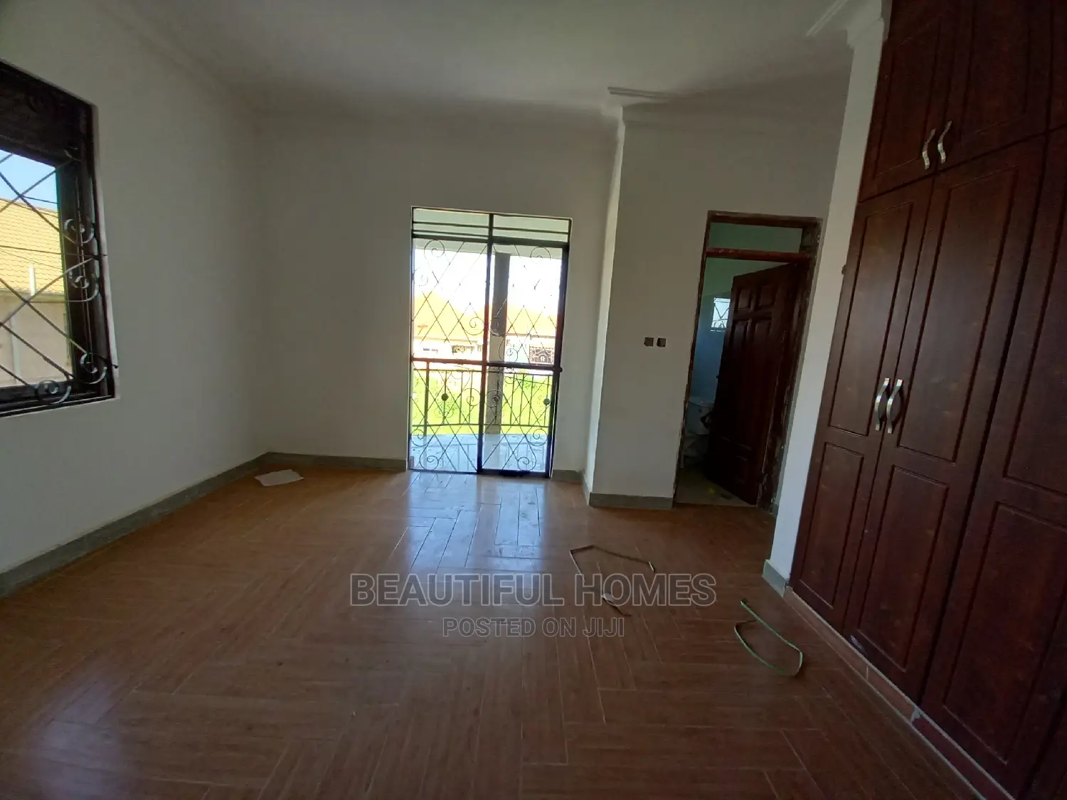Furnished 6bdrm Mansion in Tarmack Estate, Kira for Sale