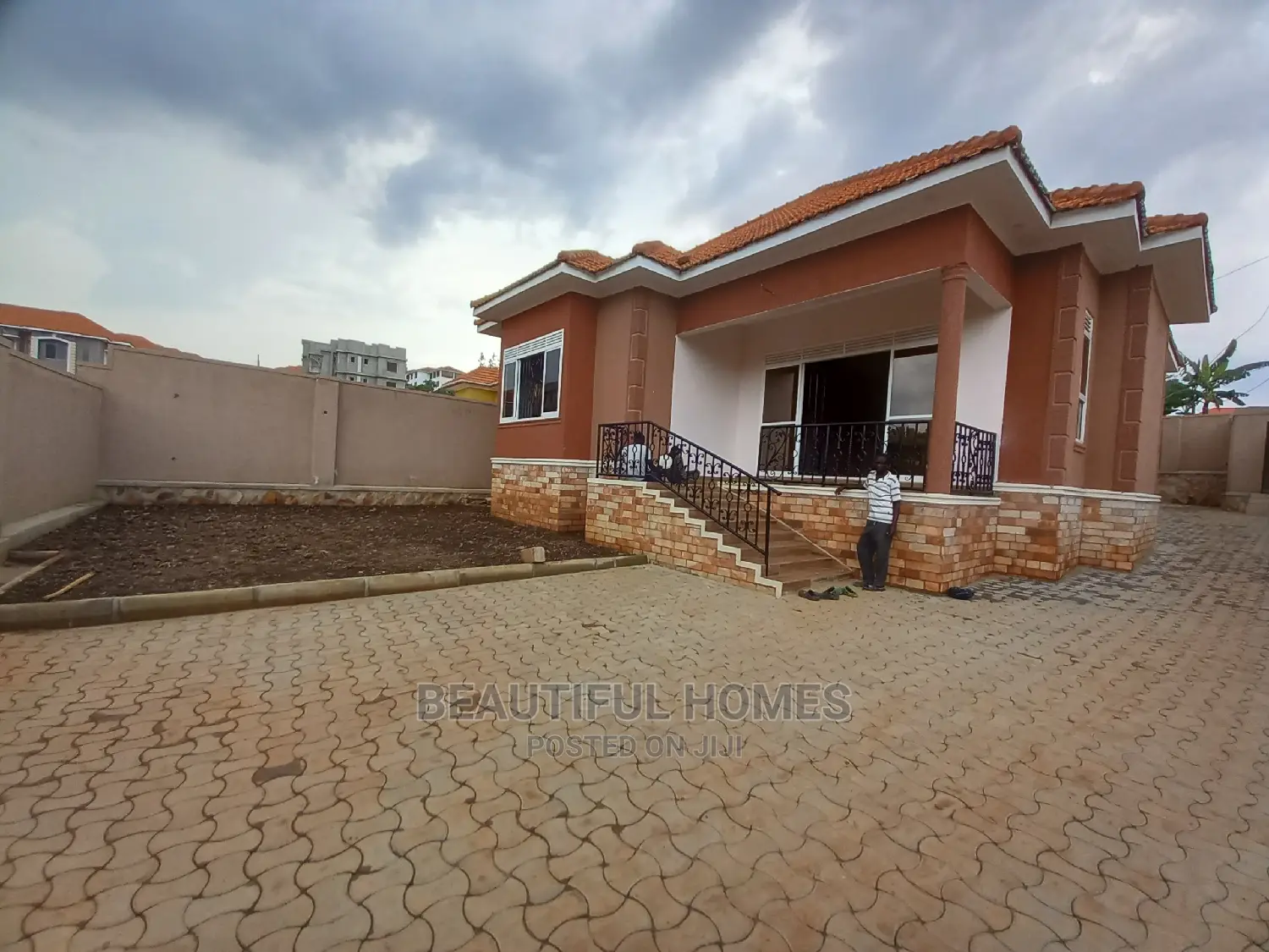Furnished 4bdrm House in Kira Tarmack for Sale