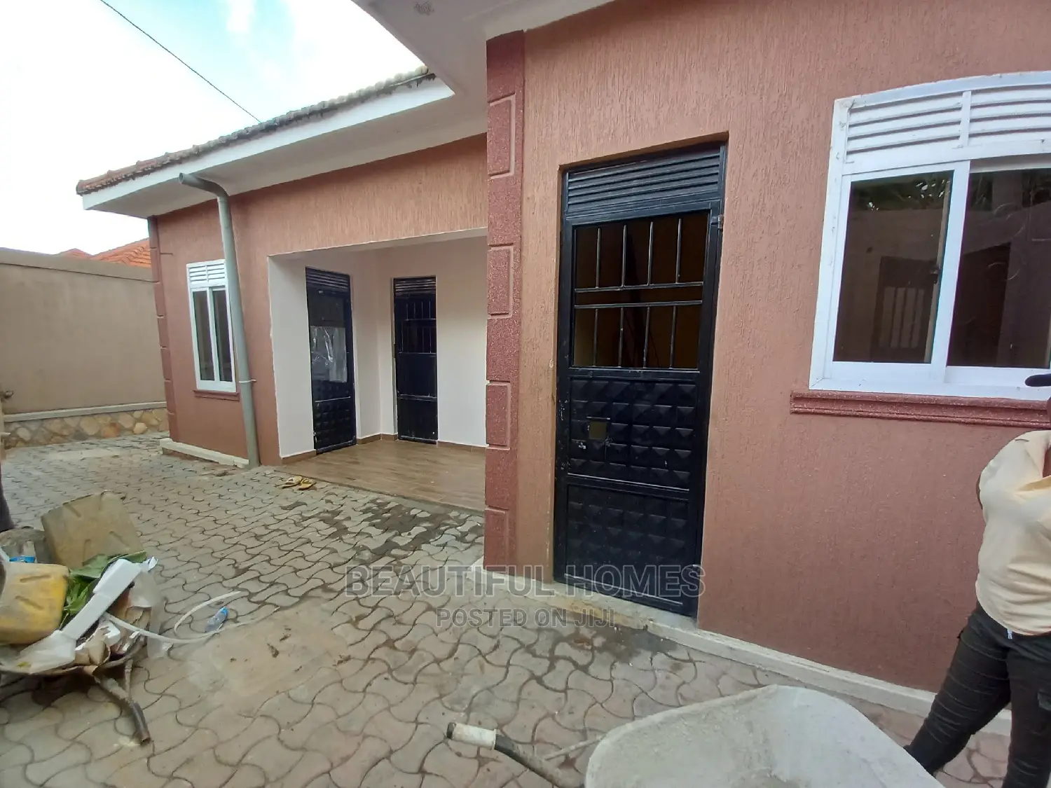 Furnished 4bdrm House in Kira Tarmack for Sale