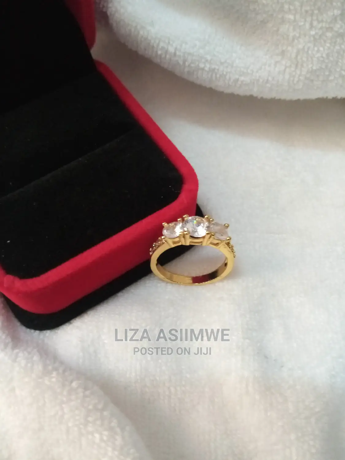 Quality Engagement Rings Available With the Ring Box as Well