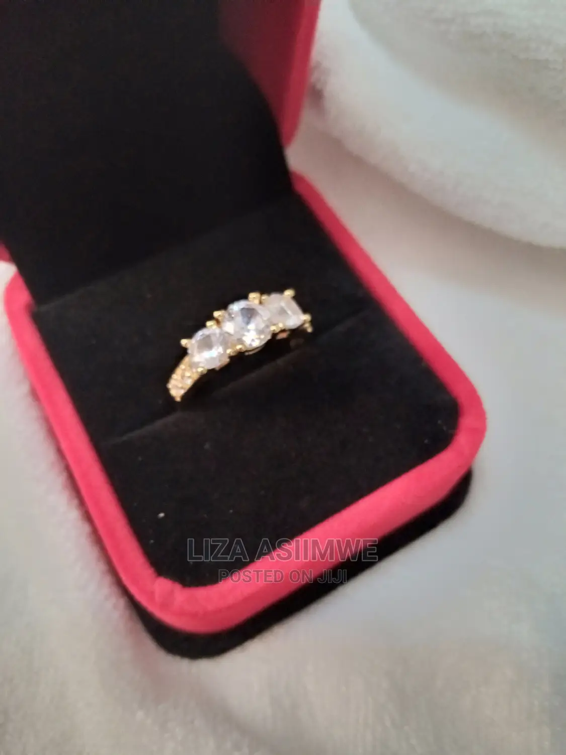 Quality Engagement Rings Available With the Ring Box as Well