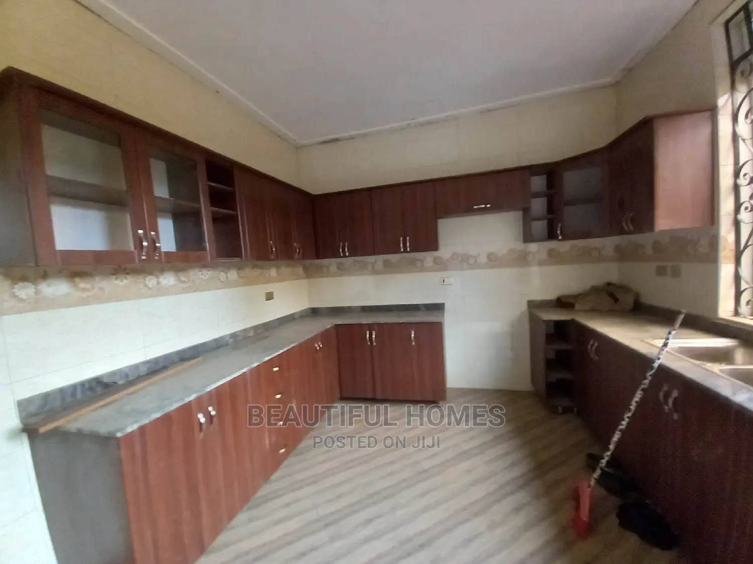 Furnished 4bdrm House in Kira Tarmack for Sale