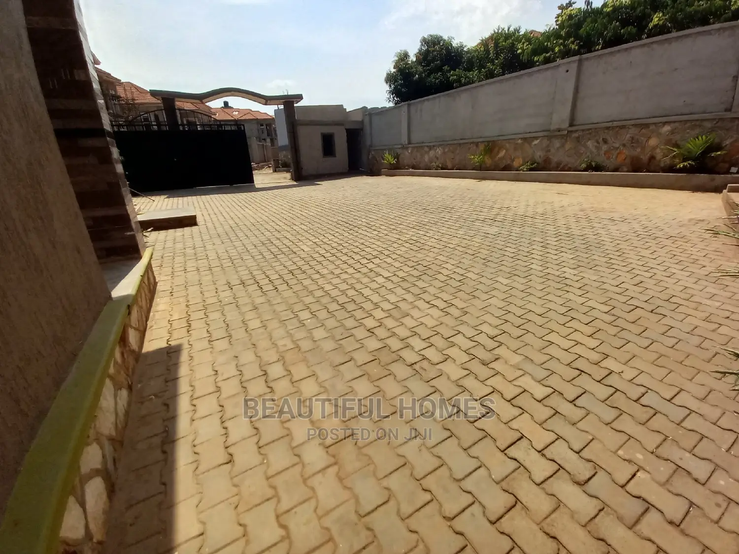 Furnished 4bdrm Bungalow in Kira for Sale