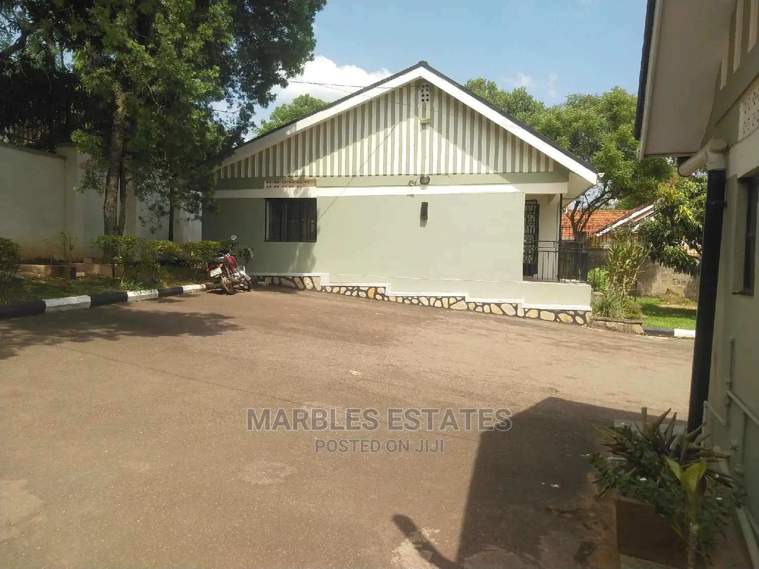 4bdrm Bungalow in Bugolobi, Central Division for Sale