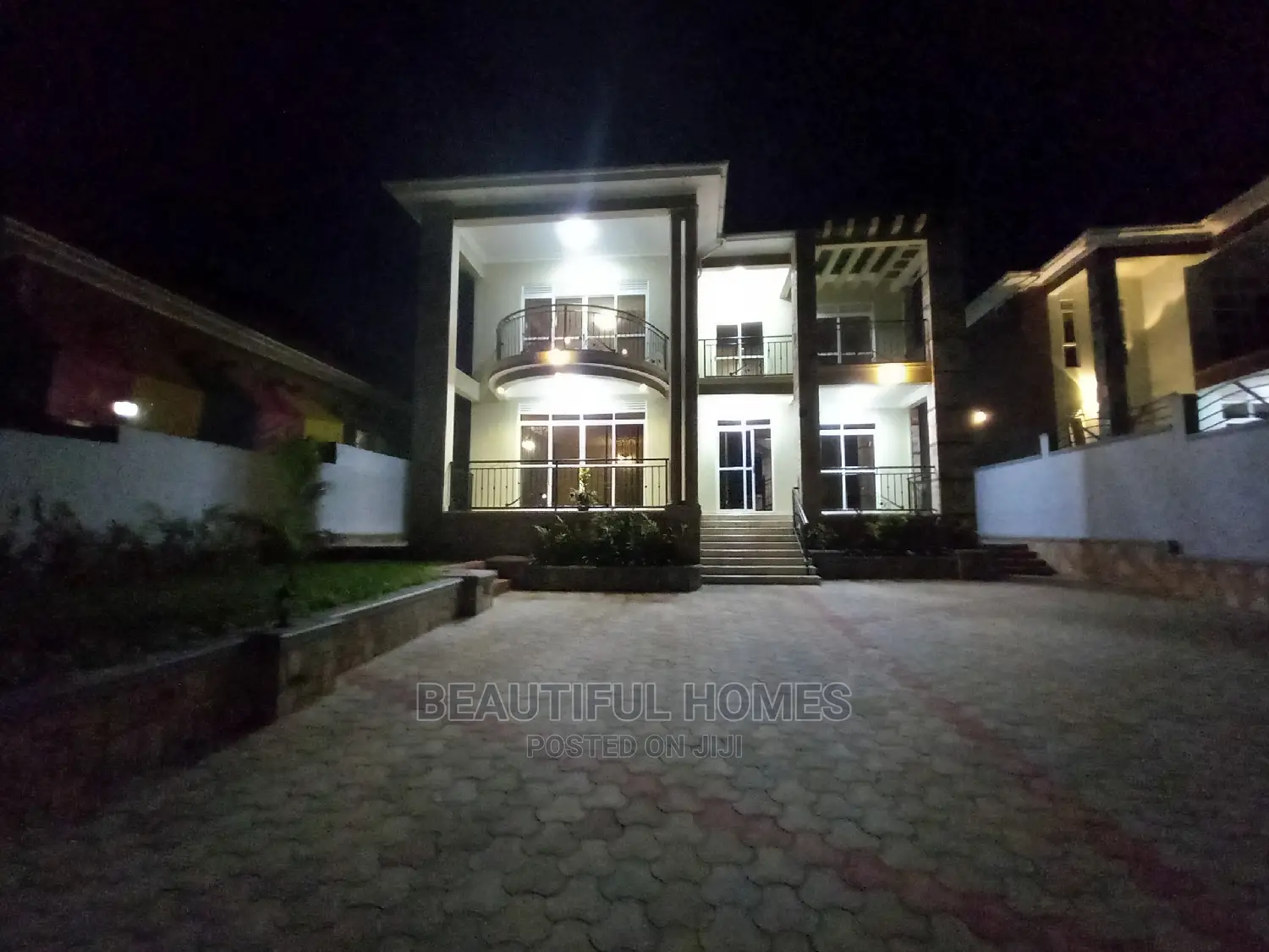 Furnished 7bdrm Mansion in Kira Tarmack for Sale