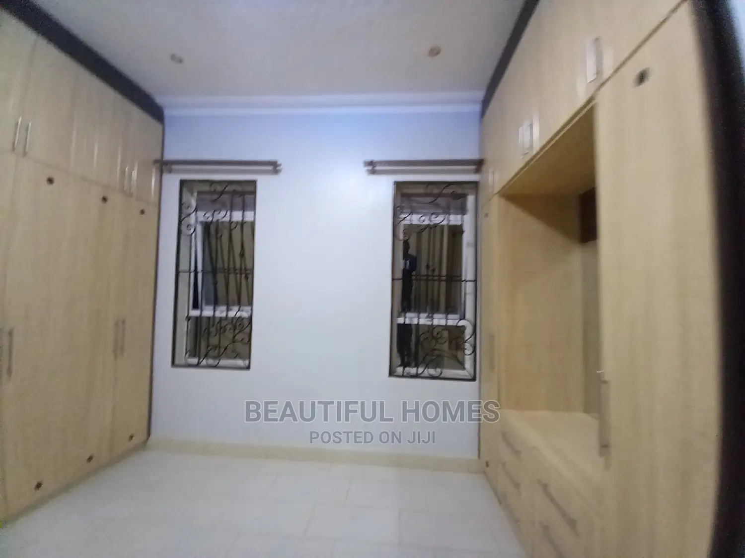 Furnished 7bdrm Mansion in Kira Tarmack for Sale