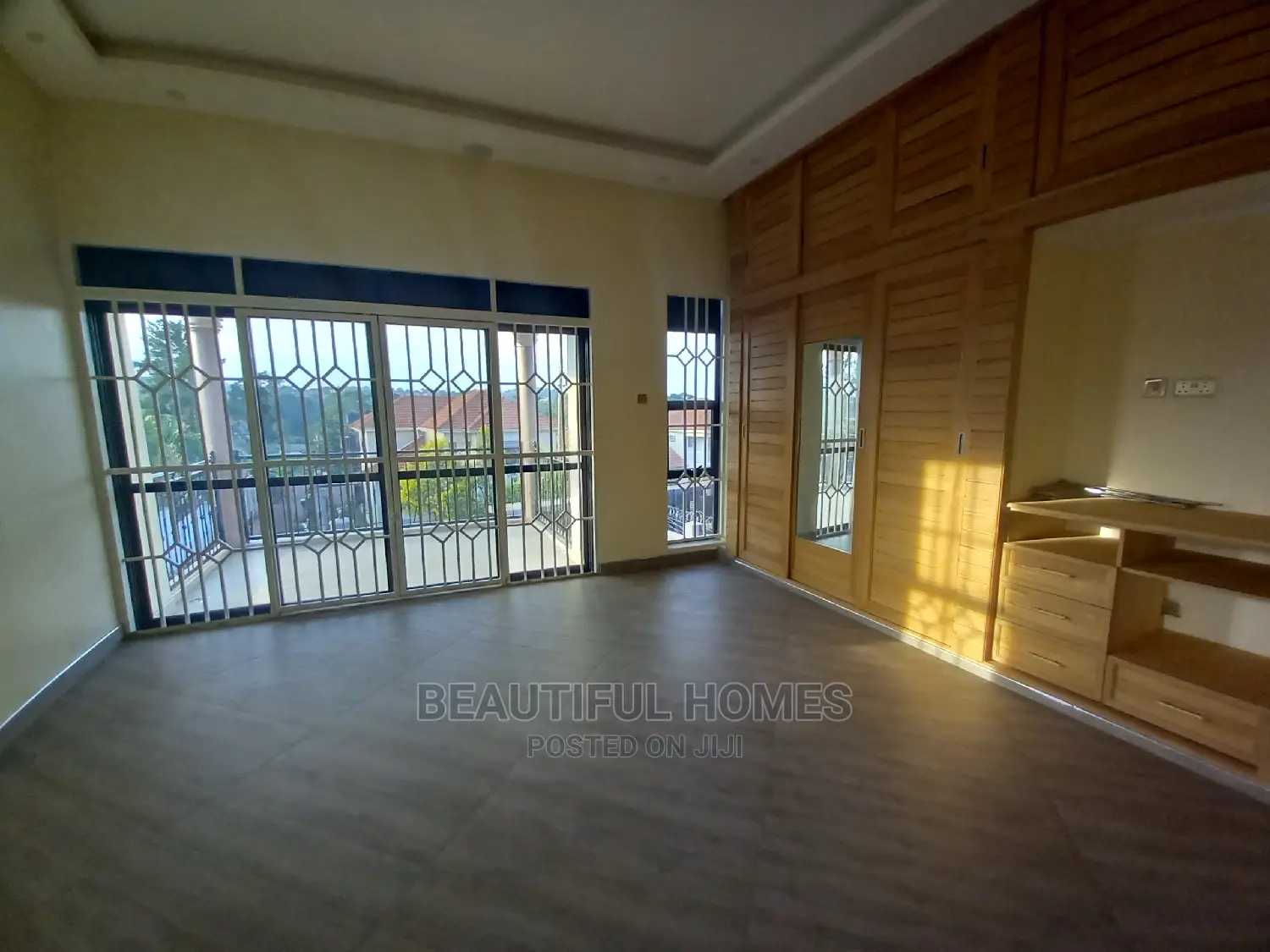Furnished 5bdrm Mansion in Tarmacked Area, Kira for Sale