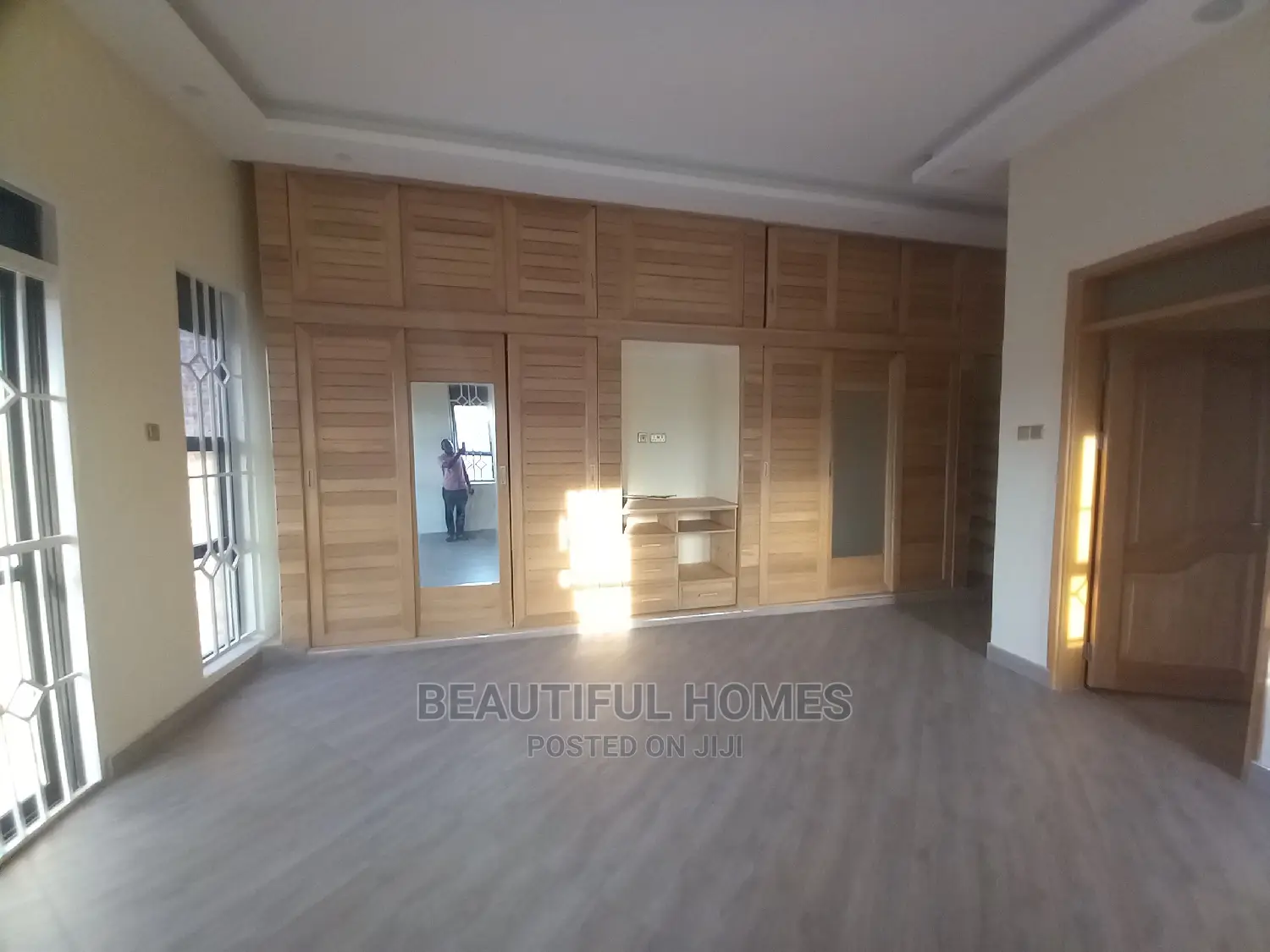Furnished 5bdrm Mansion in Tarmacked Area, Kira for Sale