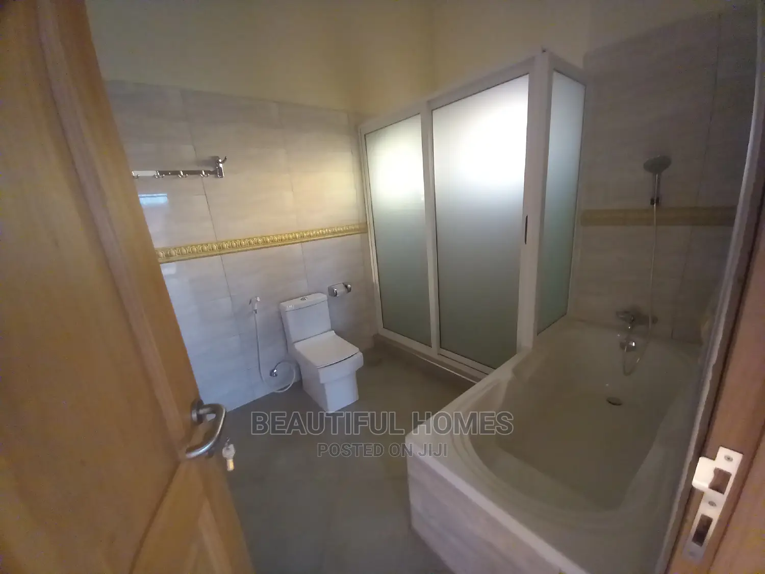 Furnished 5bdrm Mansion in Tarmacked Area, Kira for Sale