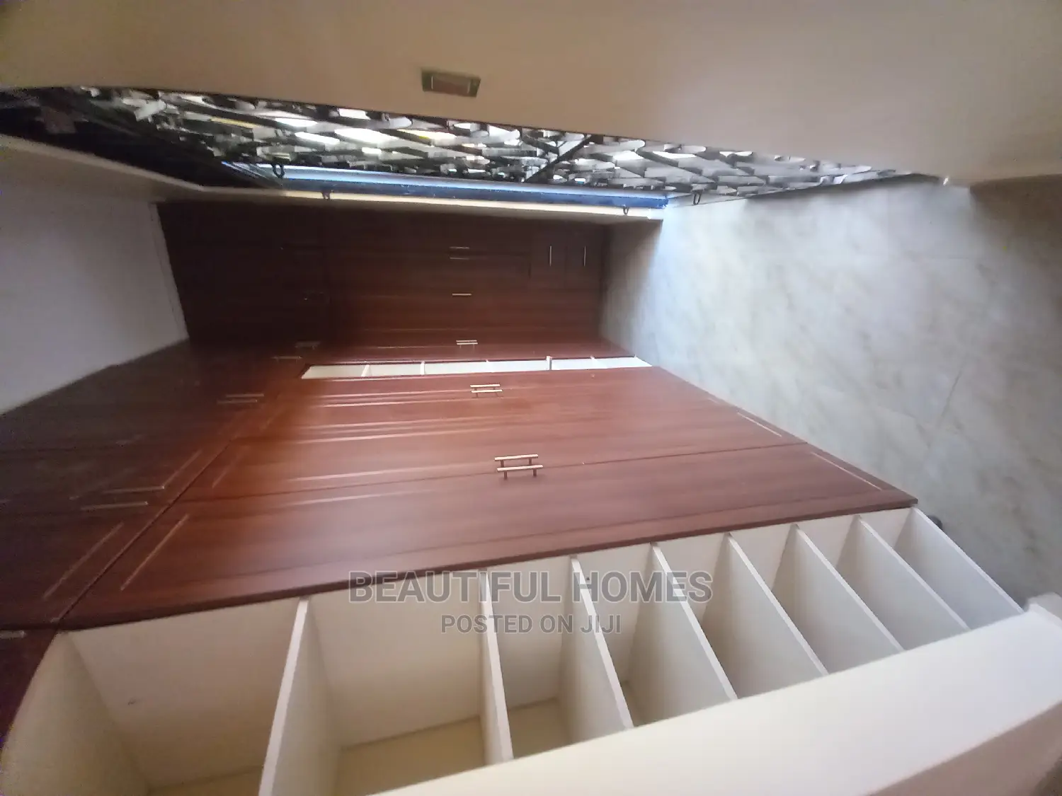 Furnished 4bdrm House in Tarmacked, Kira for Sale