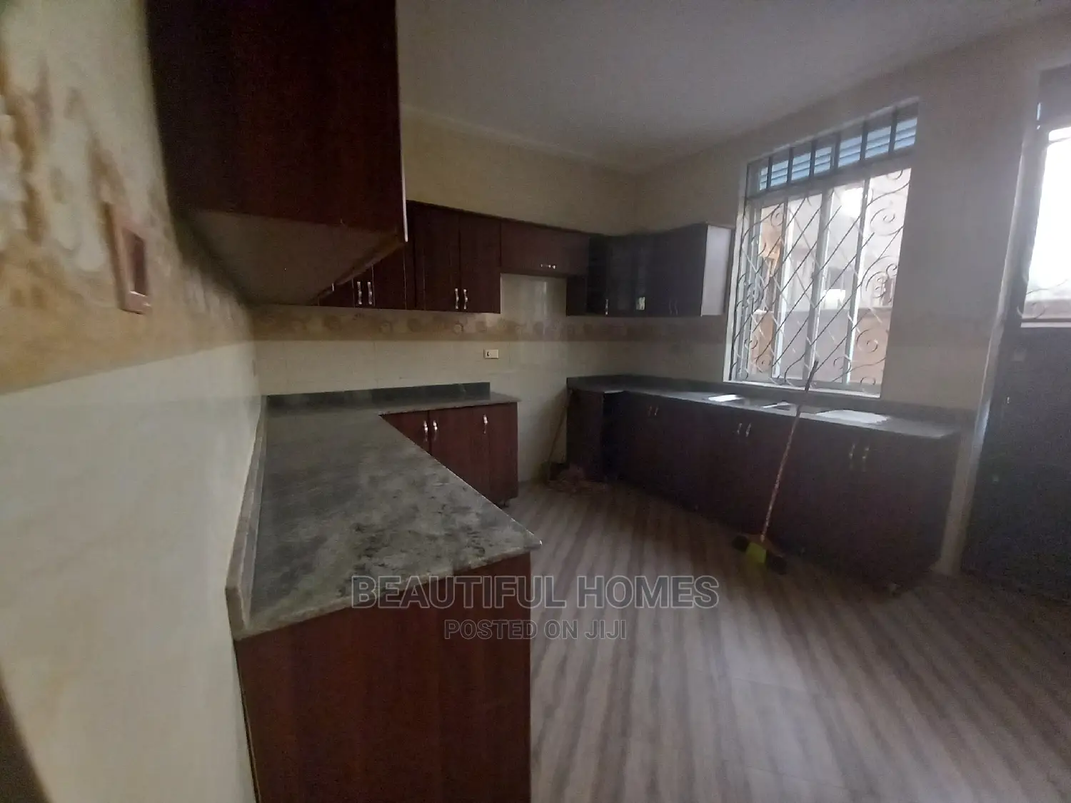 Furnished 4bdrm House in Tarmacked, Kira for Sale