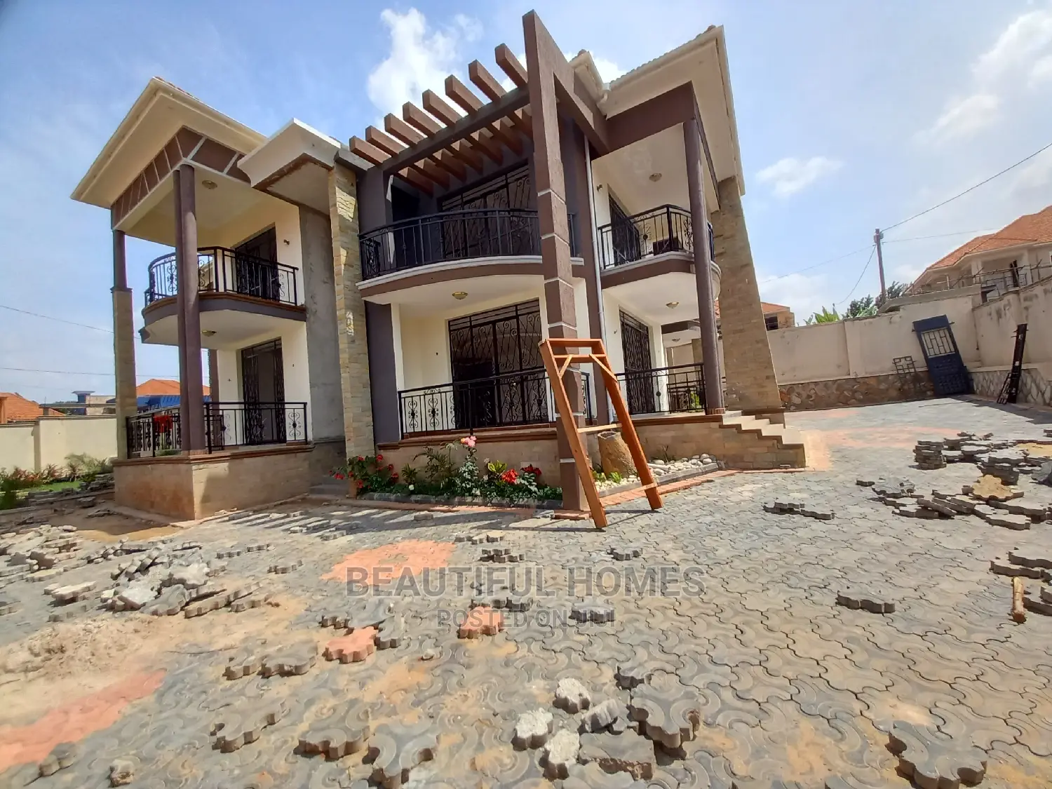 Furnished 6bdrm Mansion in Kira Tarmack for Sale