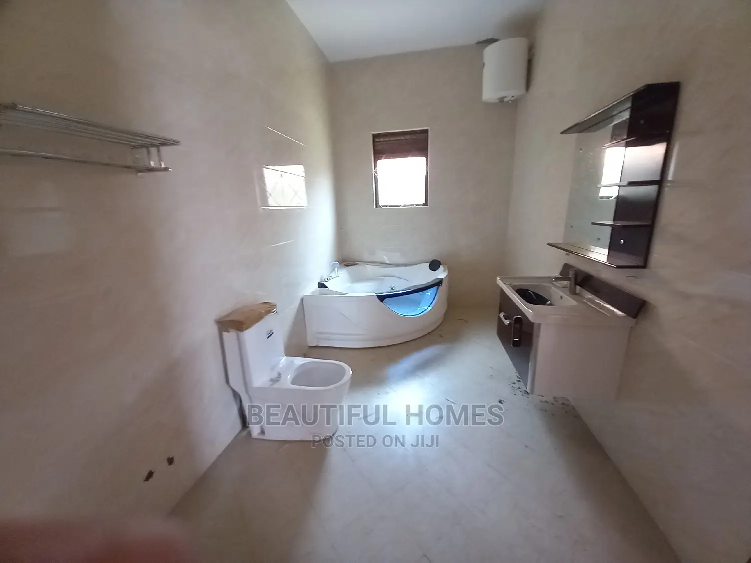 Furnished 6bdrm Mansion in Kira Tarmack for Sale