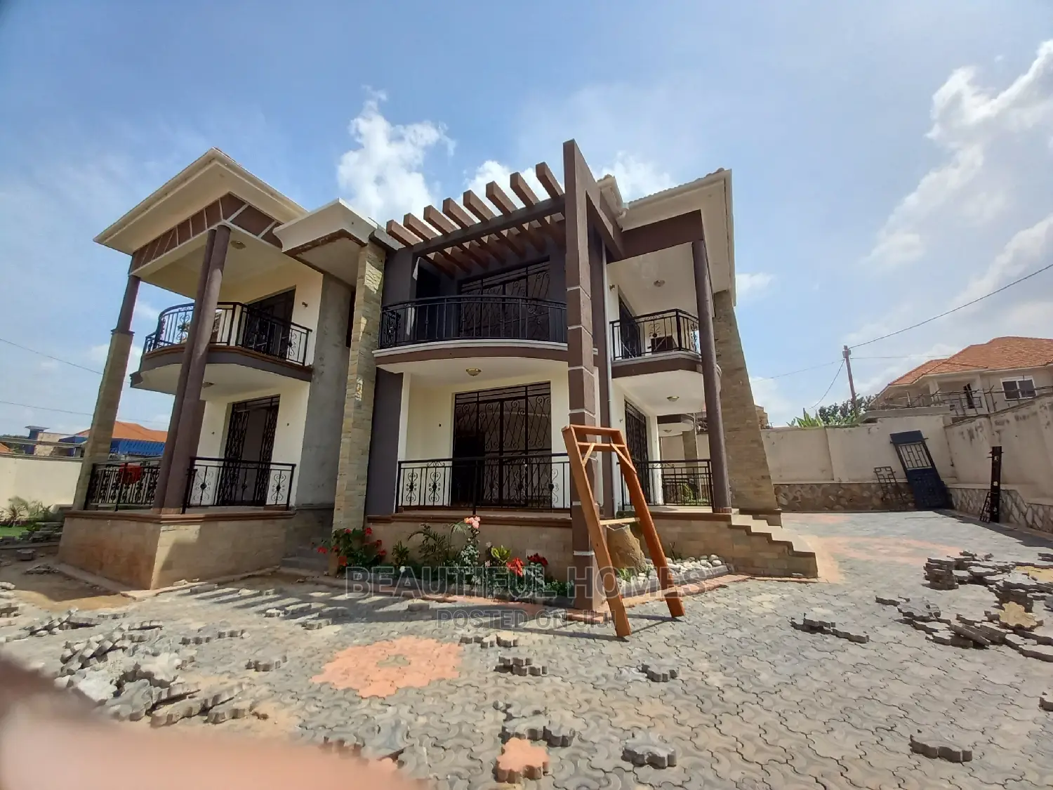 Furnished 6bdrm Mansion in Kira Corporate for Sale
