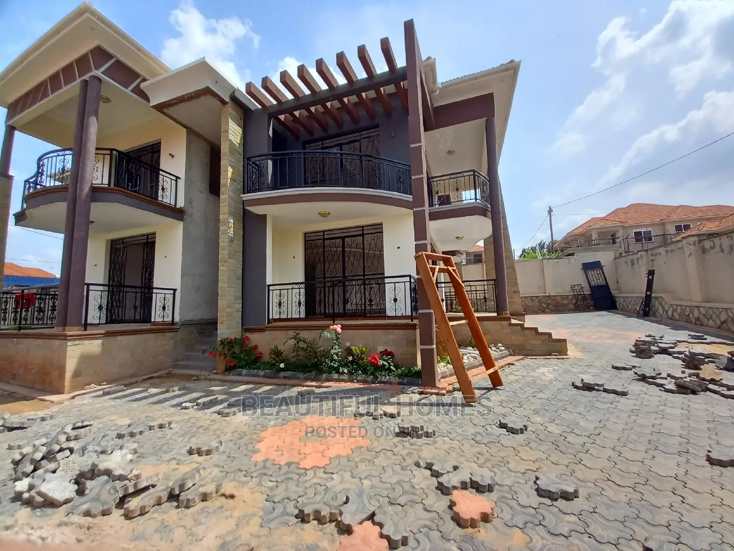 Furnished 6bdrm Mansion in Kira Corporate for Sale