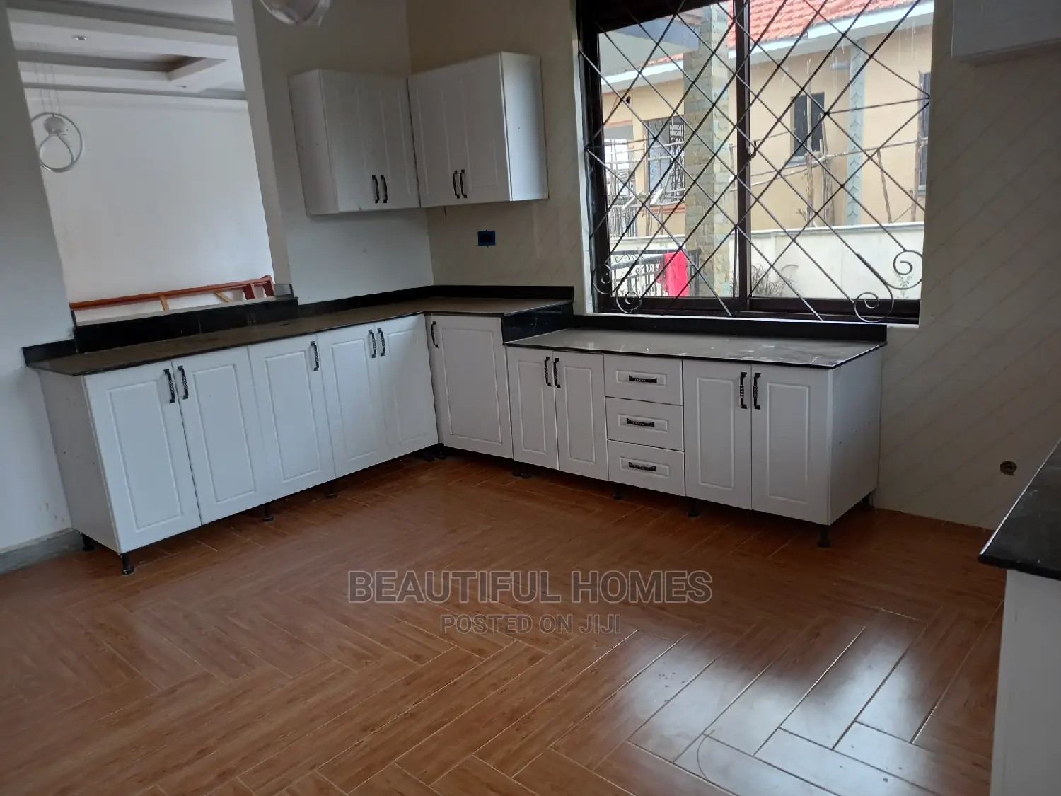 Furnished 6bdrm Mansion in Kira Corporate for Sale