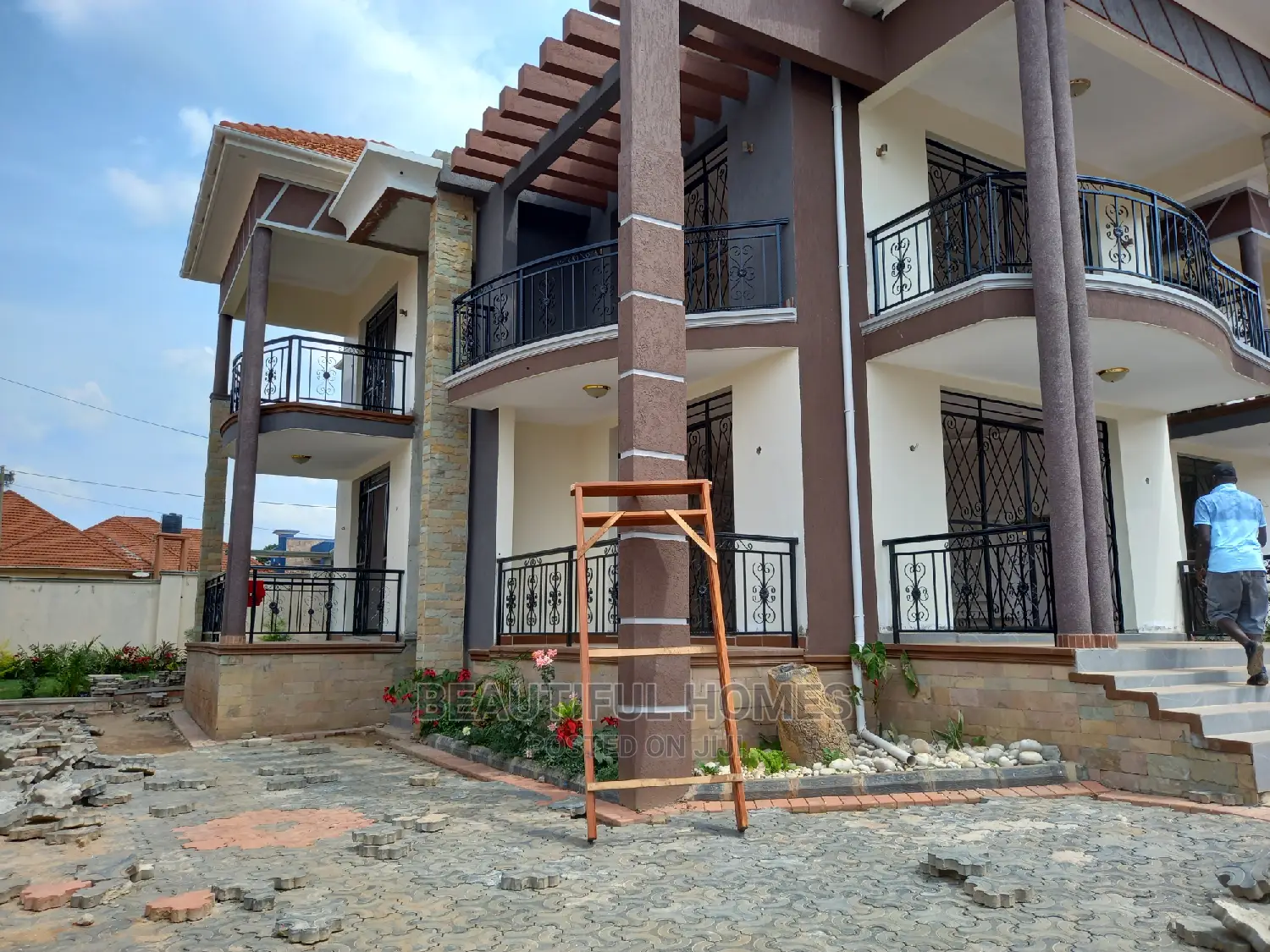 Furnished 6bdrm Mansion in Kira for Sale