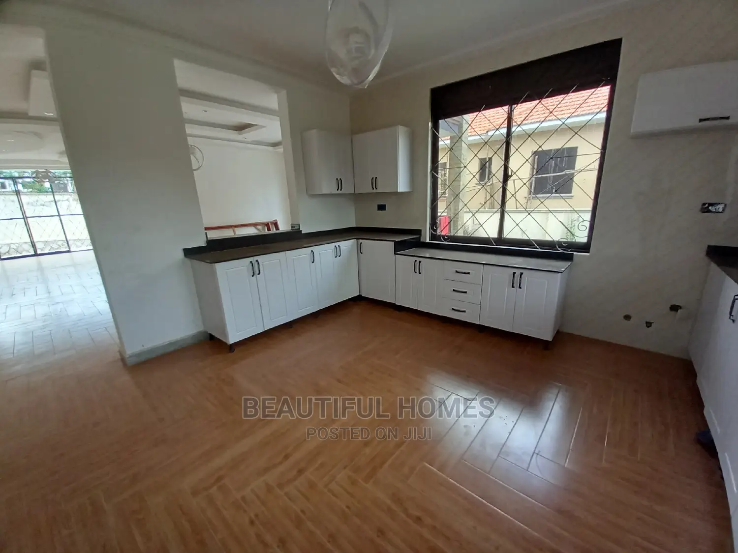 Furnished 6bdrm Mansion in Kira for Sale