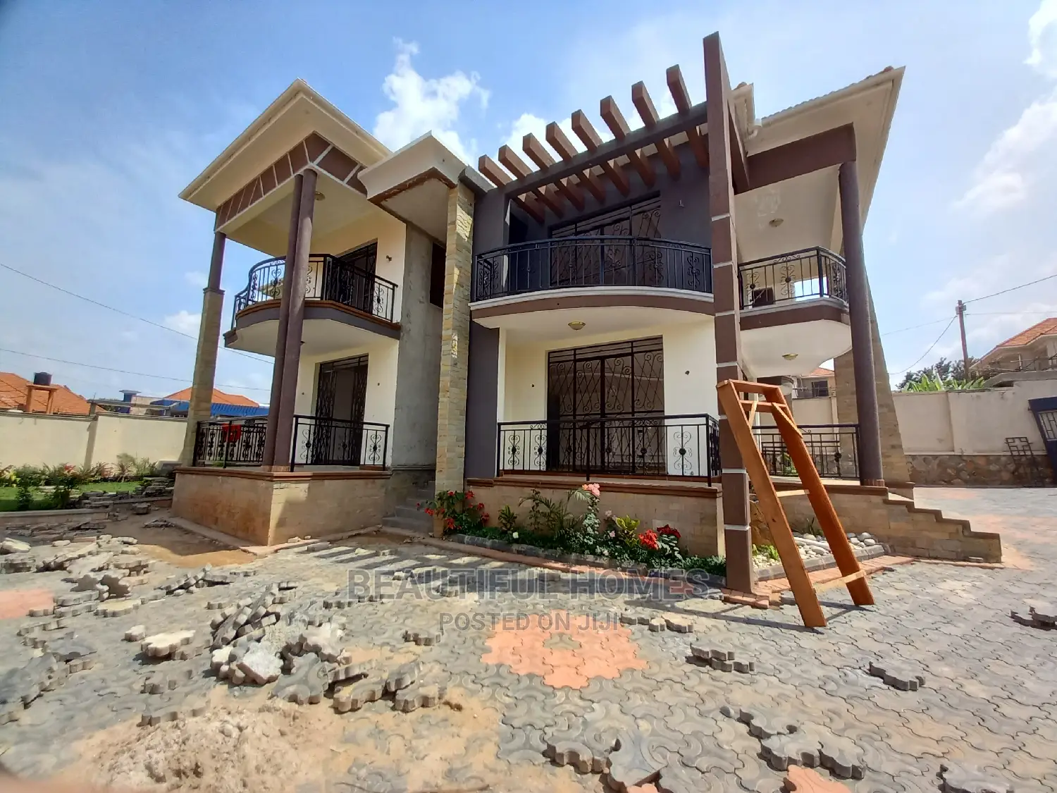 Furnished 6bdrm Mansion in Kira for Sale