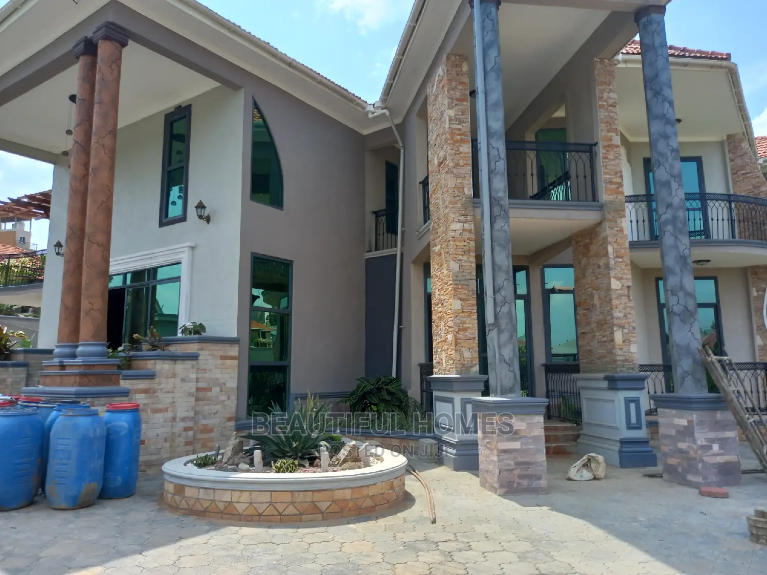 Furnished 7bdrm Mansion in Kira for Sale