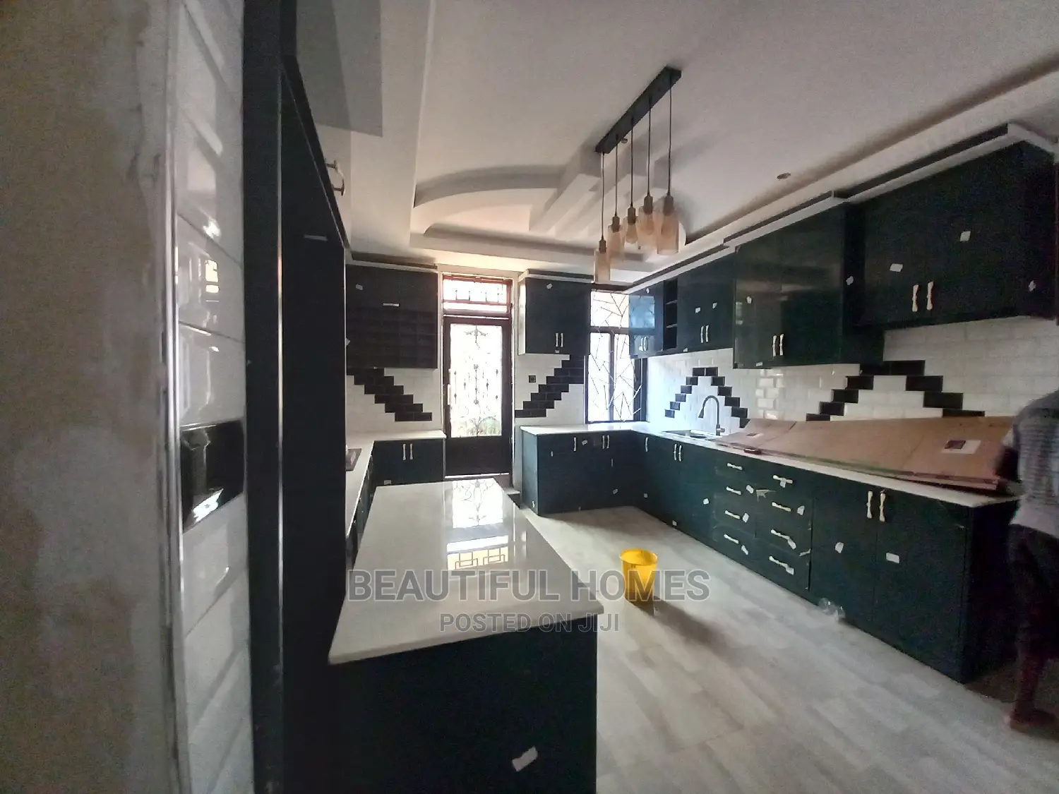 Furnished 7bdrm Mansion in Kira Corporate for Sale
