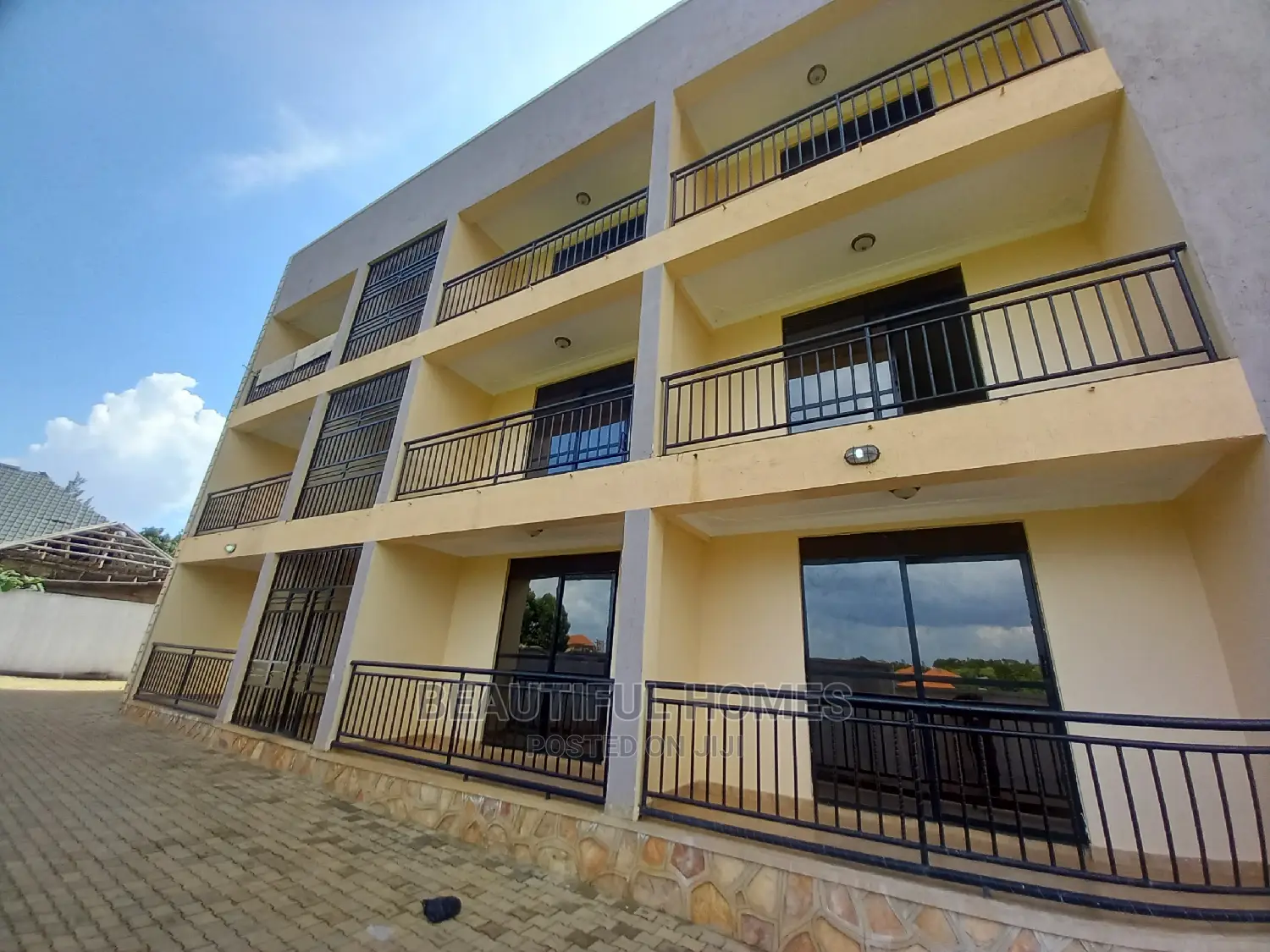Furnished 2bdrm Apartment in Kira for Sale