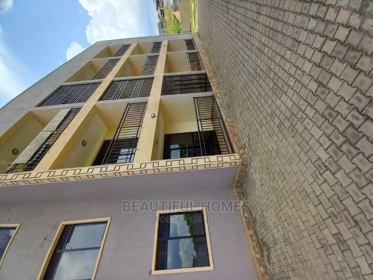Furnished 2bdrm Apartment in Kira for Sale