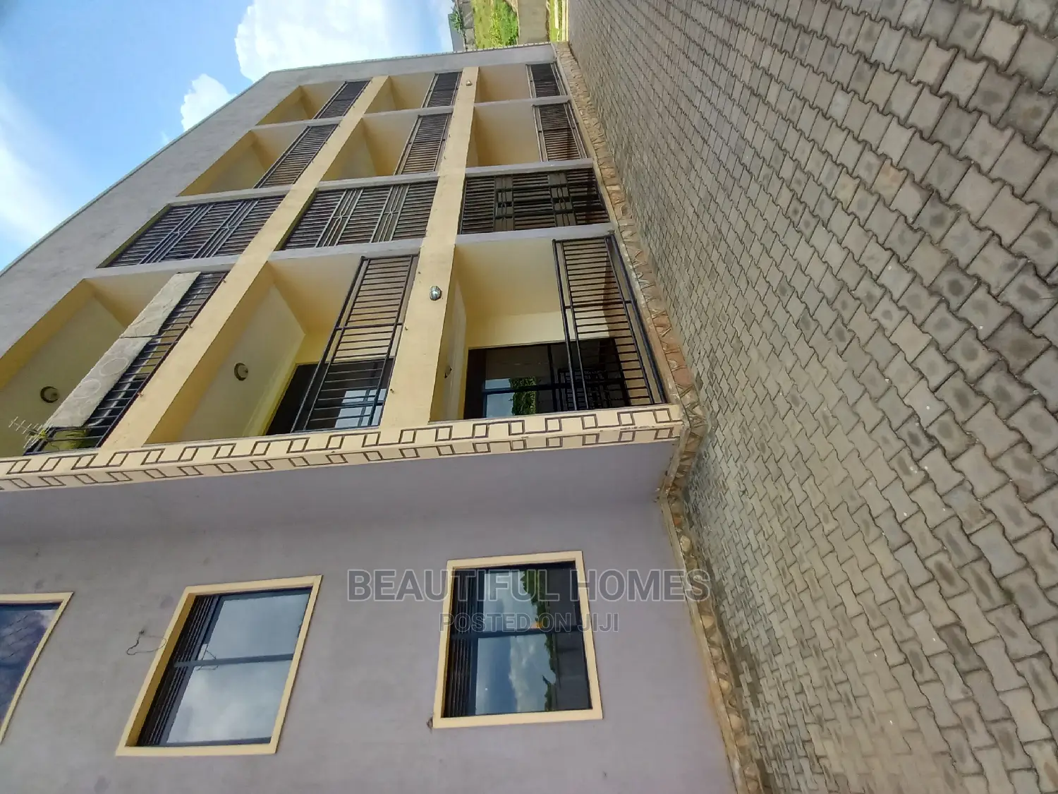 Furnished 2bdrm Apartment in Kira for Sale