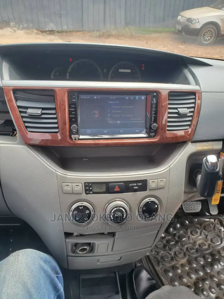 Noah Voxy Car Radio