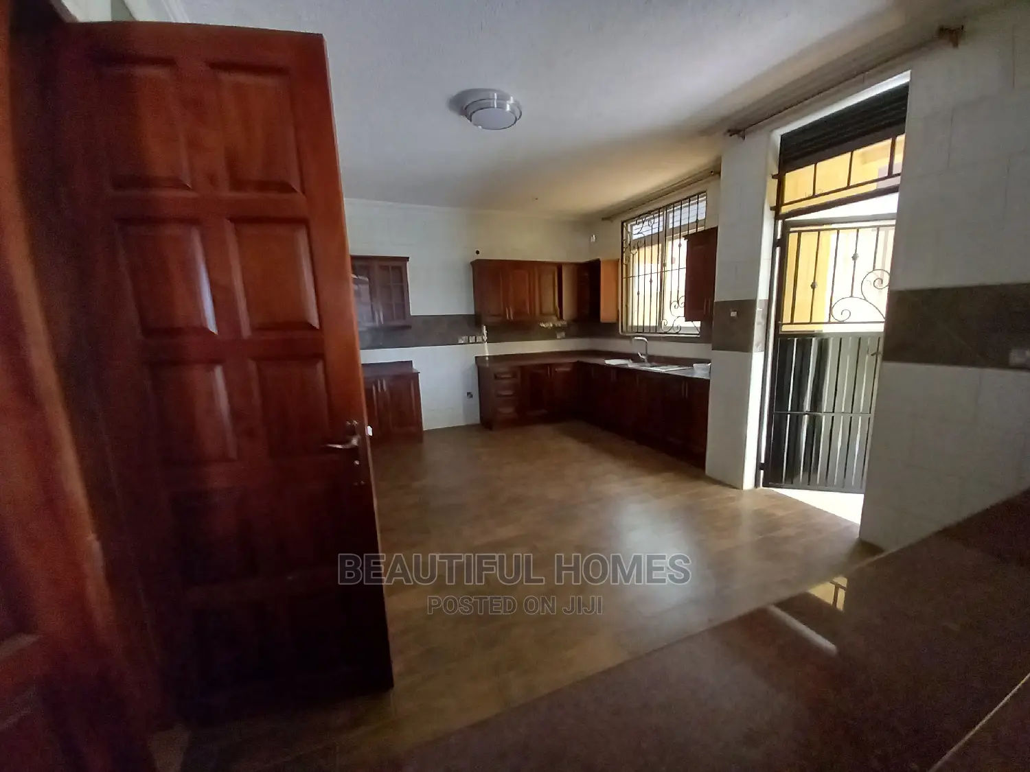 Furnished 6bdrm Mansion in Kira for Sale