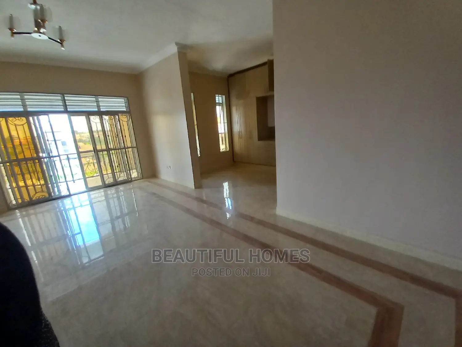 Furnished 6bdrm Mansion in Kira for Sale