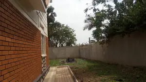 4bdrm Bungalow in Kololo Property, Central Division for Rent