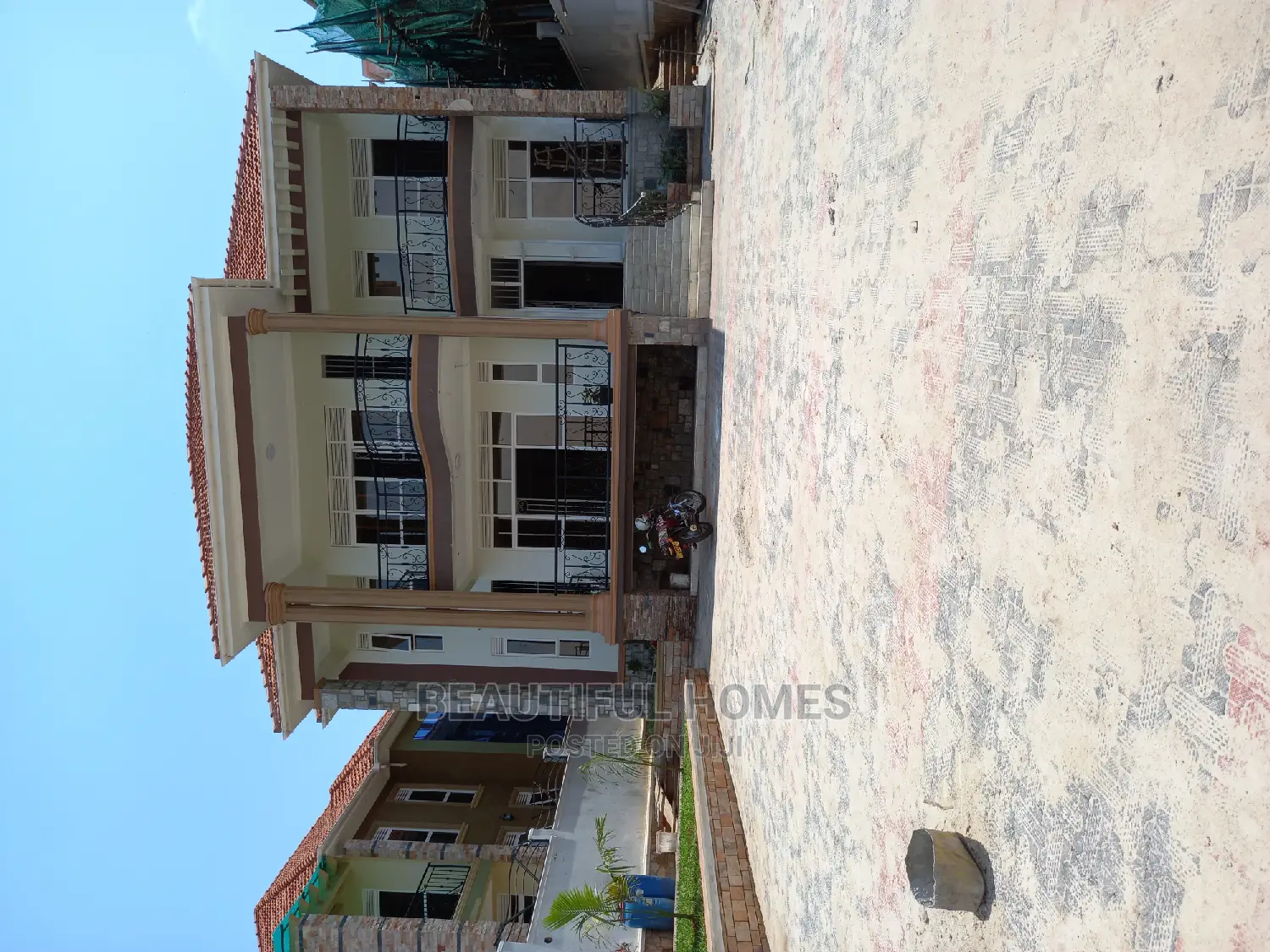 Furnished 6bdrm Mansion in Kira Tarmack for Sale
