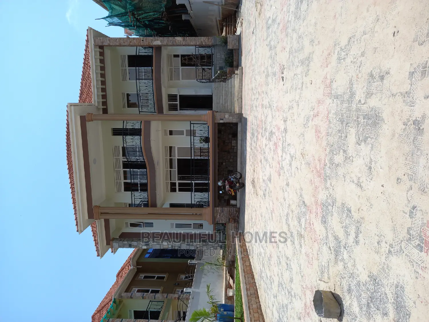 Furnished 6bdrm Mansion in Kira Tarmack for Sale