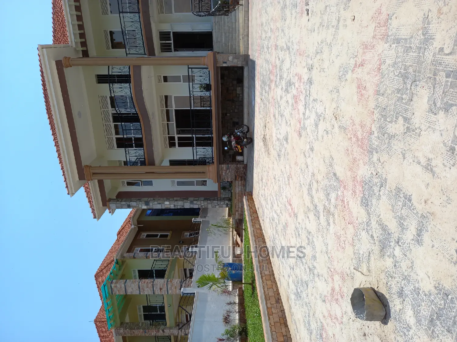 Furnished 6bdrm Mansion in Kira Tarmack for Sale