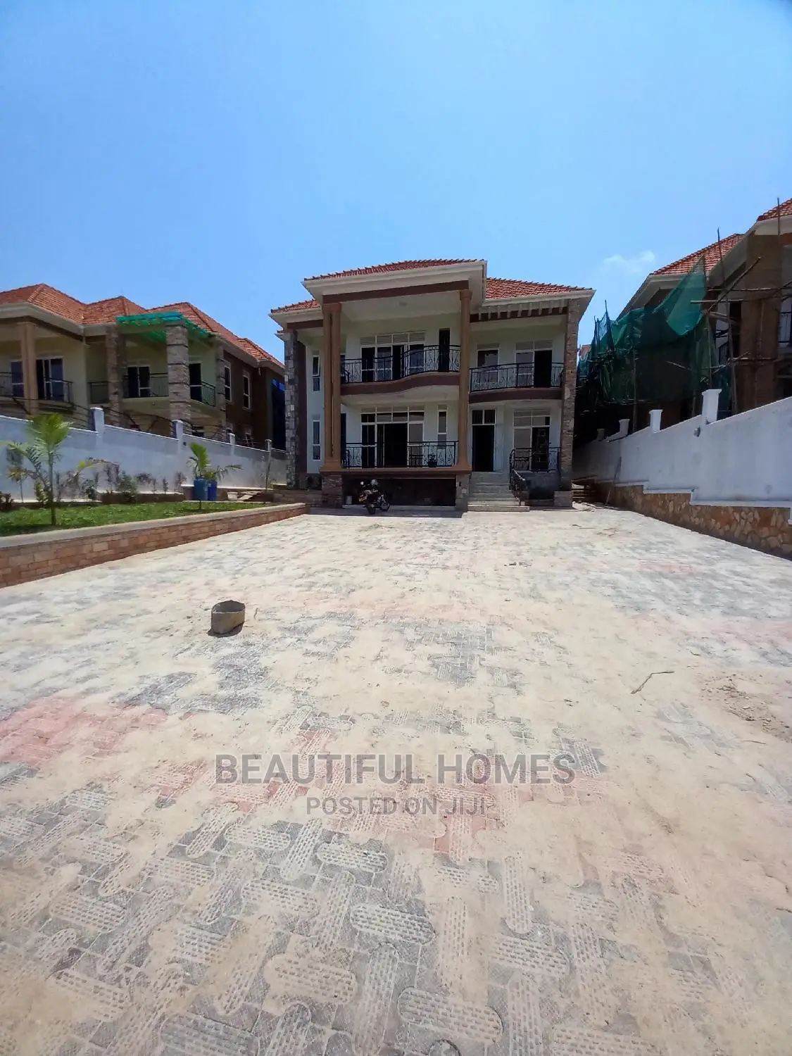 Furnished 6bdrm Mansion in Kira Tarmack for Sale