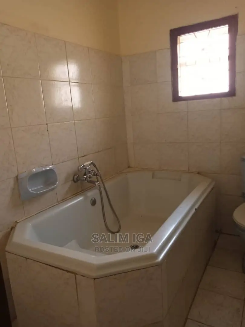 6bdrm Bungalow in Kololo Property, Central Division for Rent