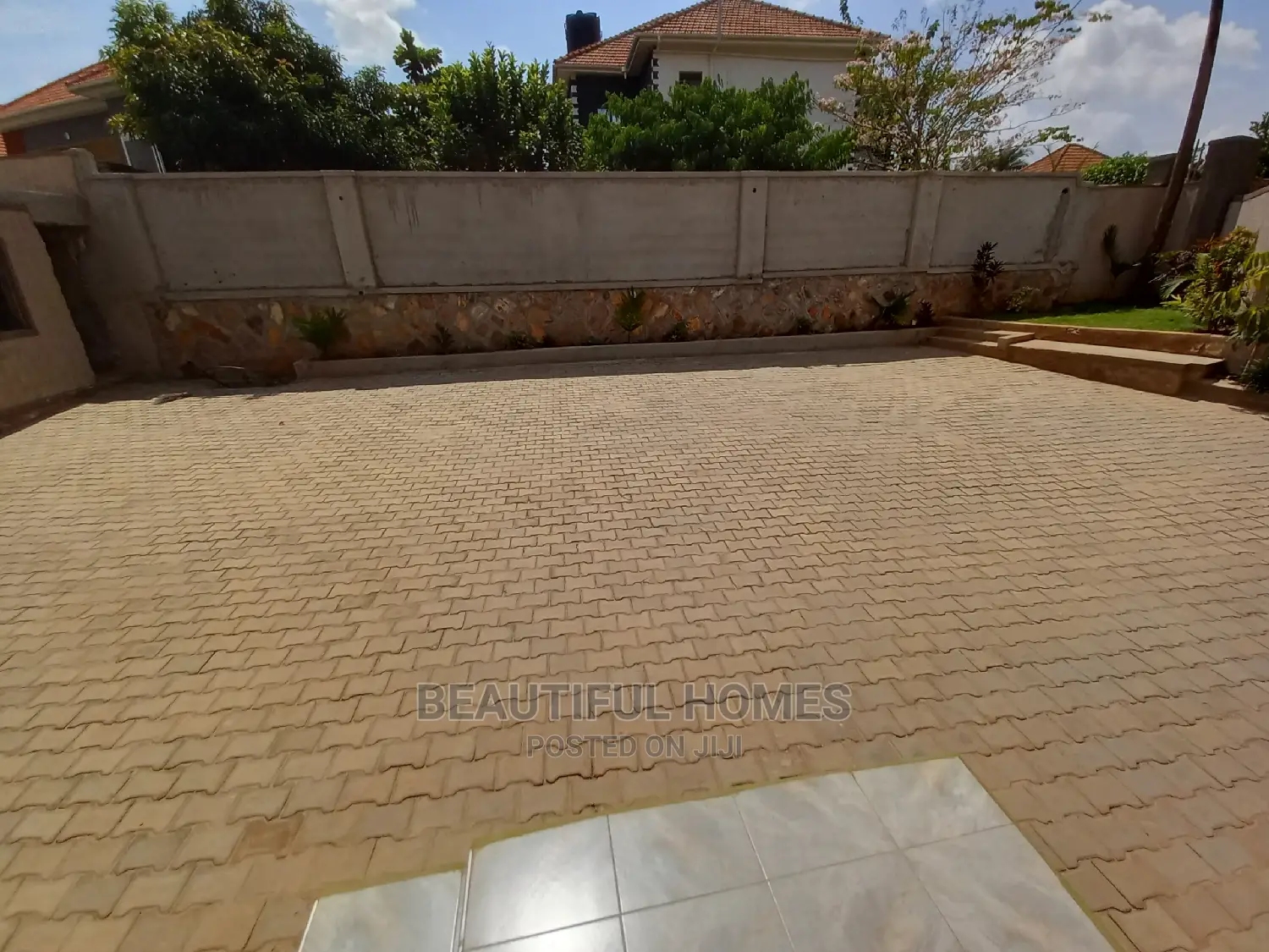 Furnished 4bdrm House in Kira Tarmacked for Sale