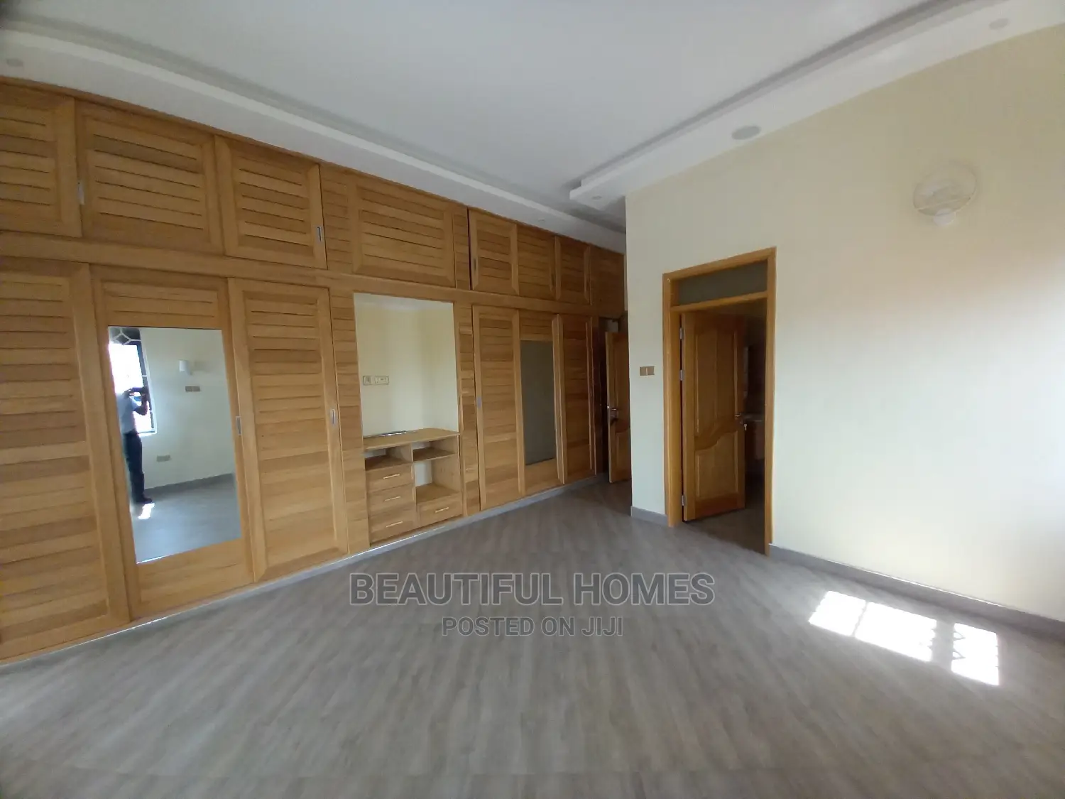 Furnished 4bdrm Bungalow in Corprate Heights, Kira for Sale