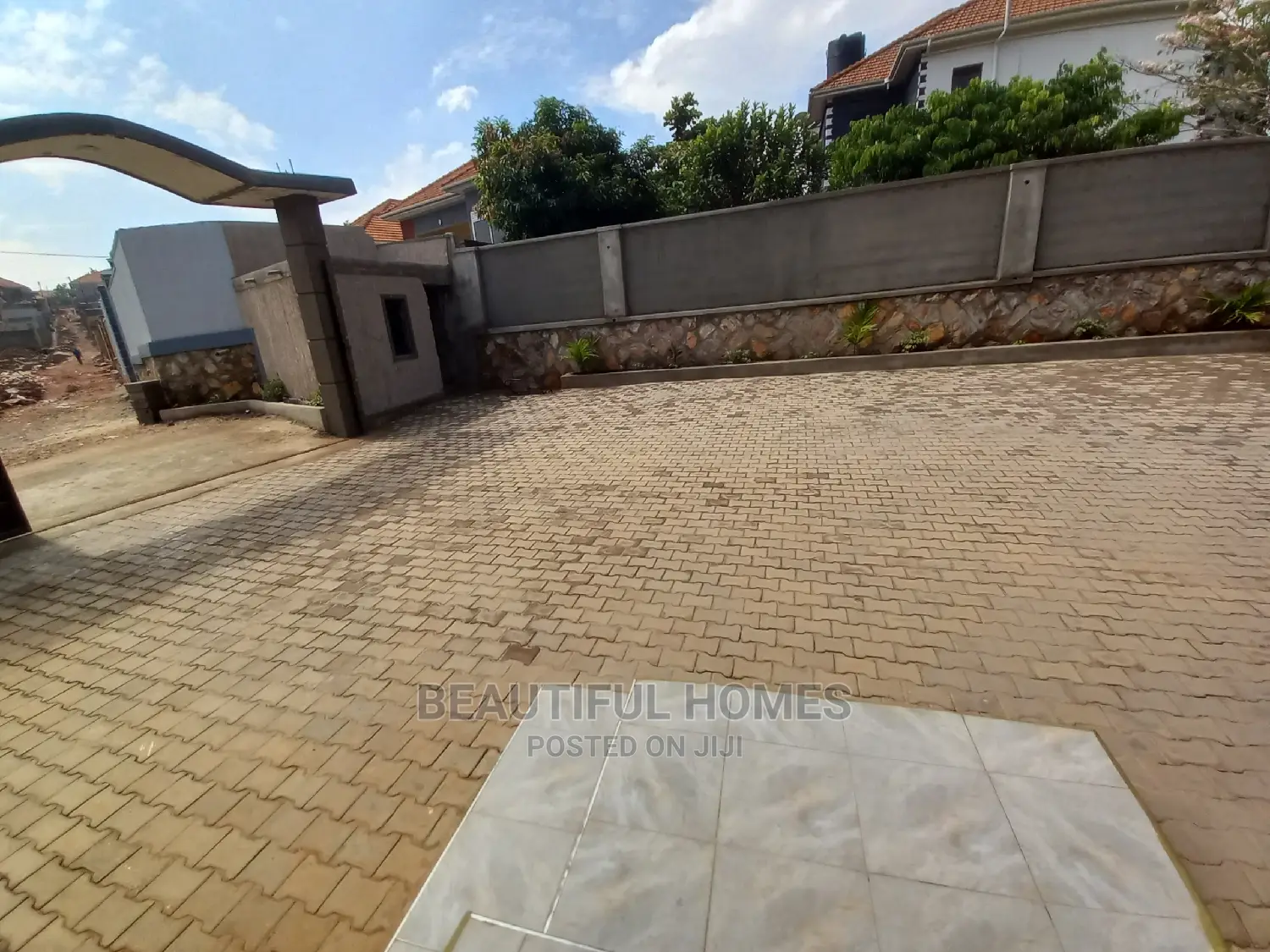 Furnished 4bdrm House in Kira Tarmack for Sale