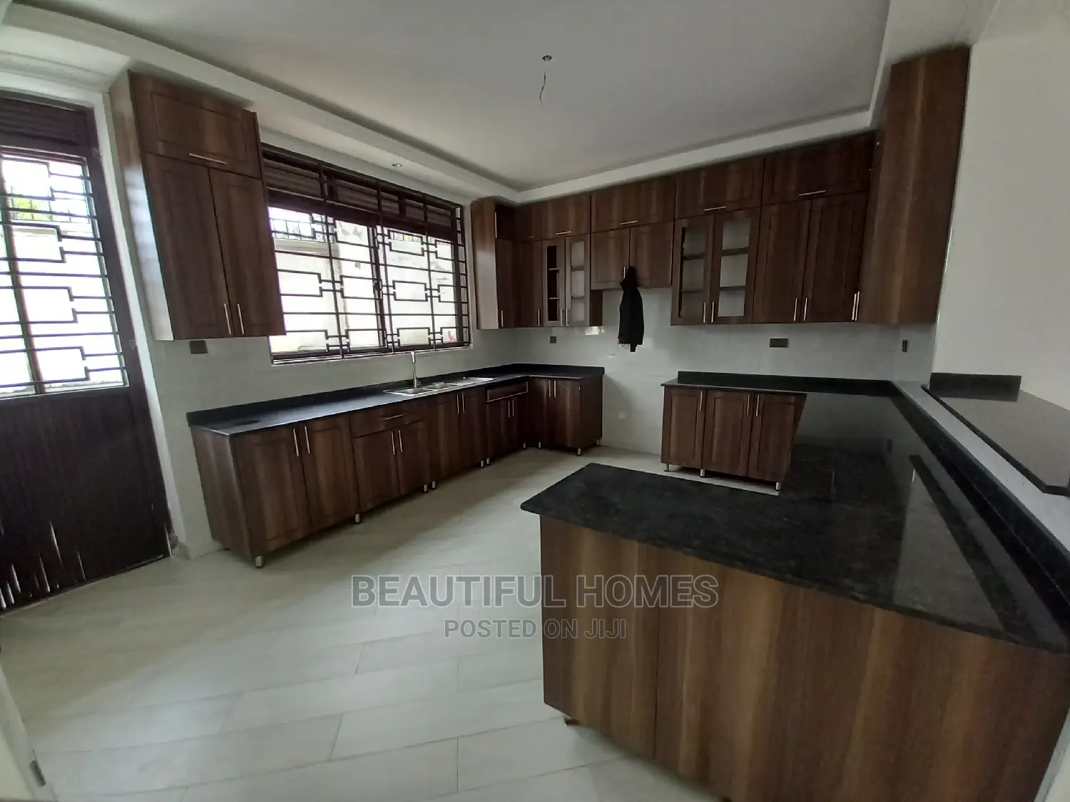 Furnished 6bdrm Mansion in Kkwatule, Central Division for Sale