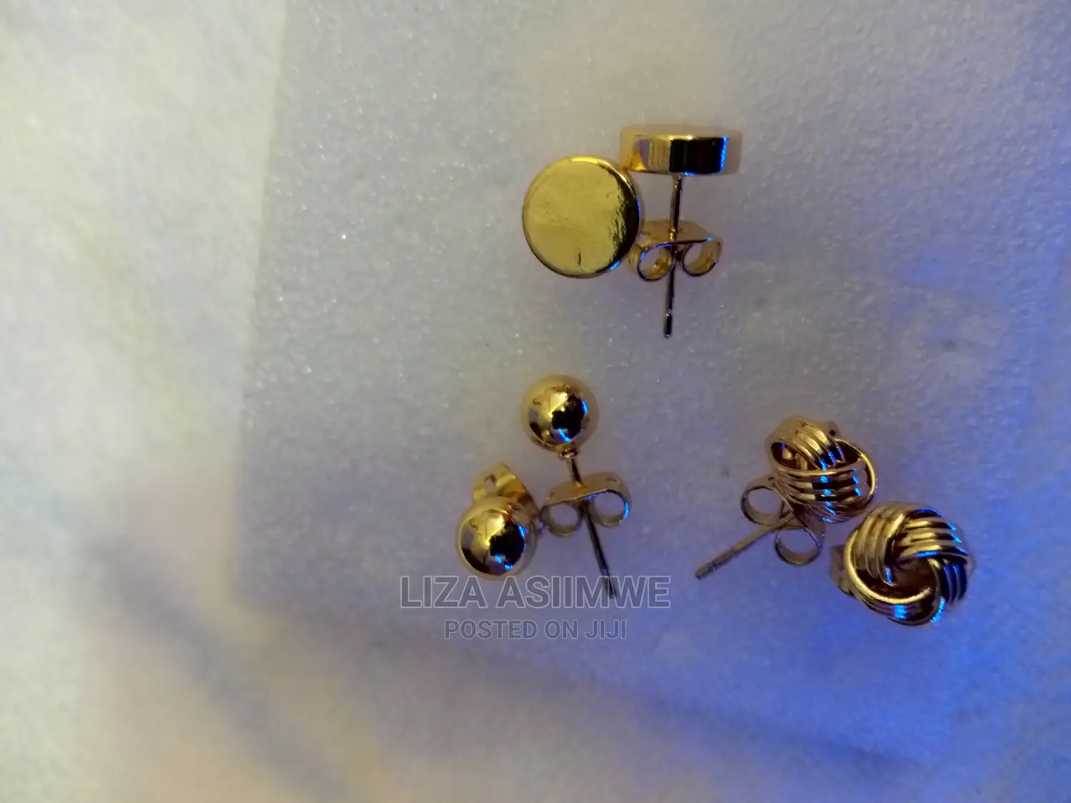 Simple Lady Earpins Available
