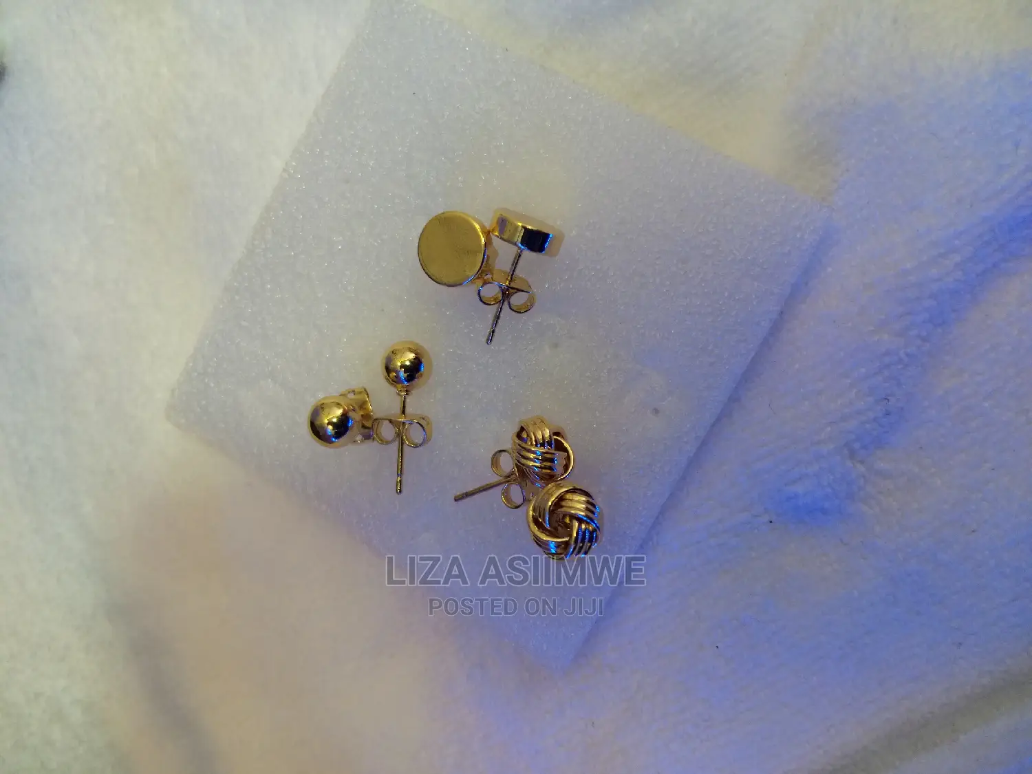 Simple Lady Earpins Available