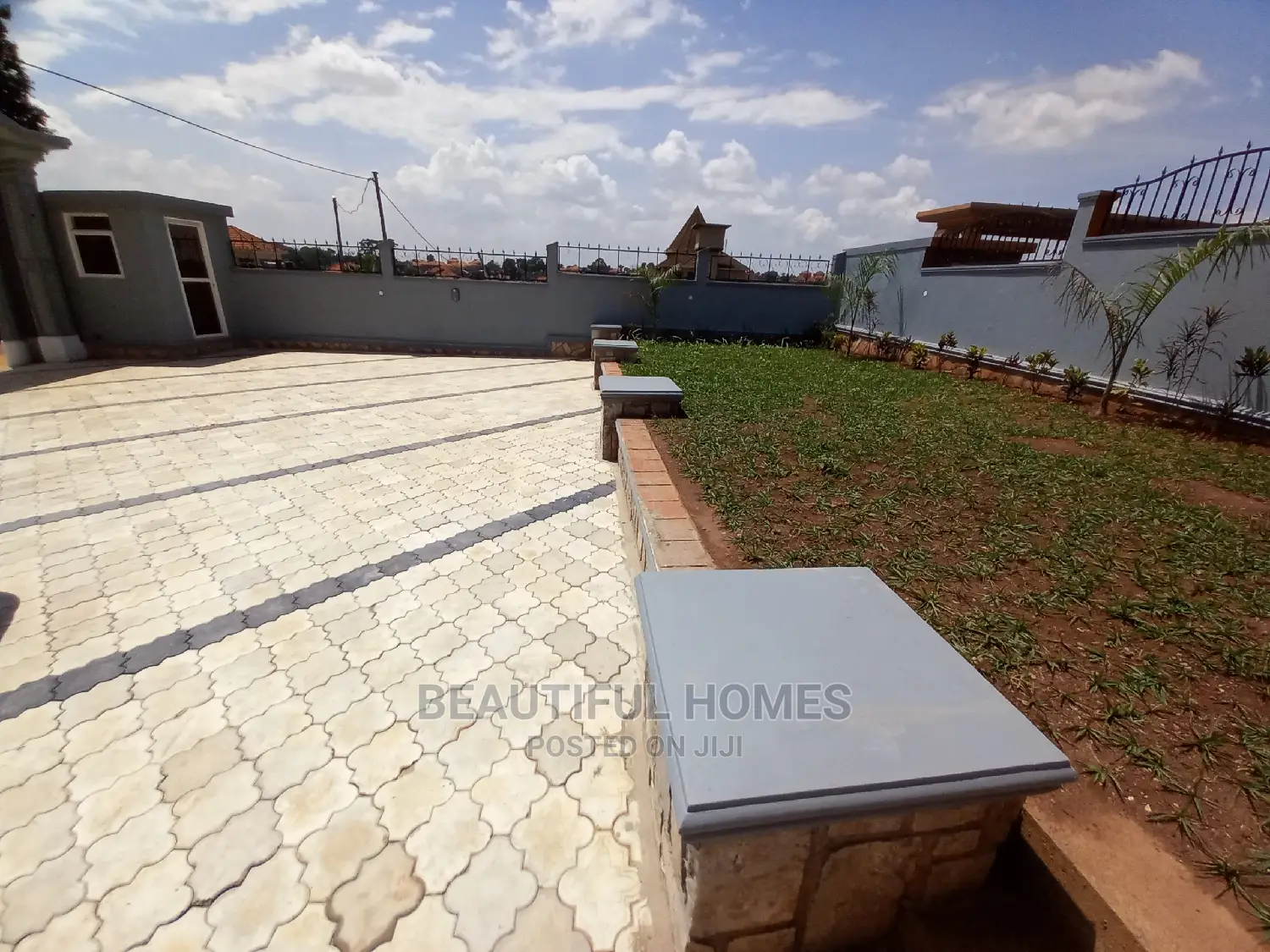Furnished 6bdrm Mansion in Kira Tarmacked Lane for Sale