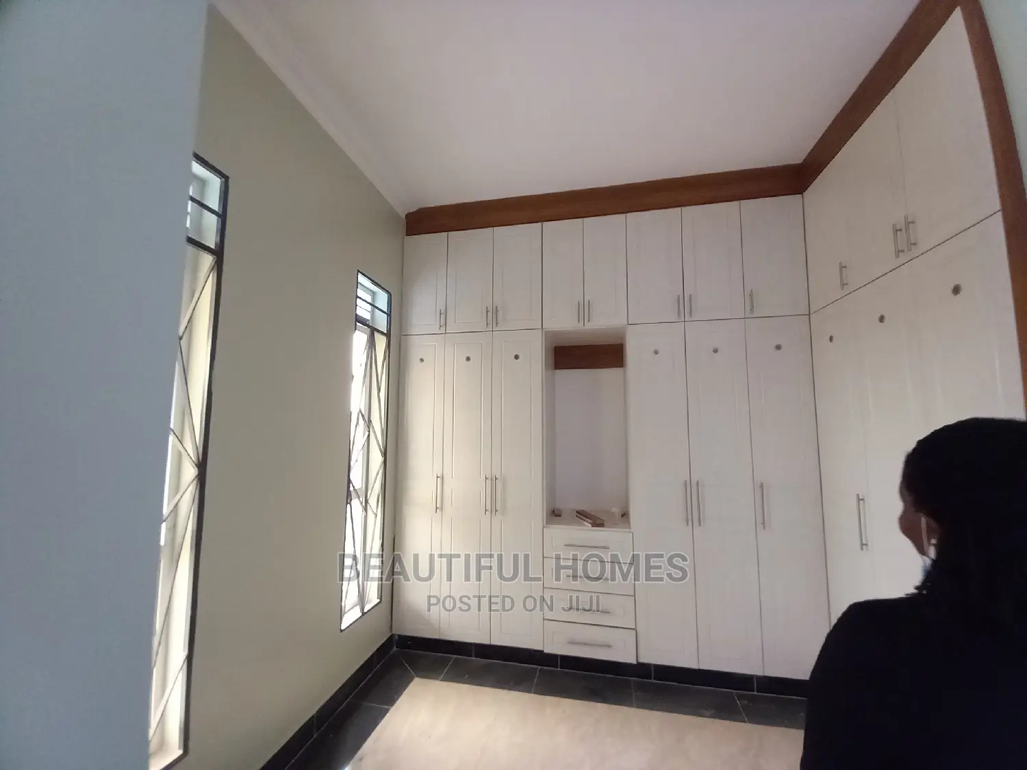 Furnished 6bdrm Mansion in Executive Wing, Kira for Sale