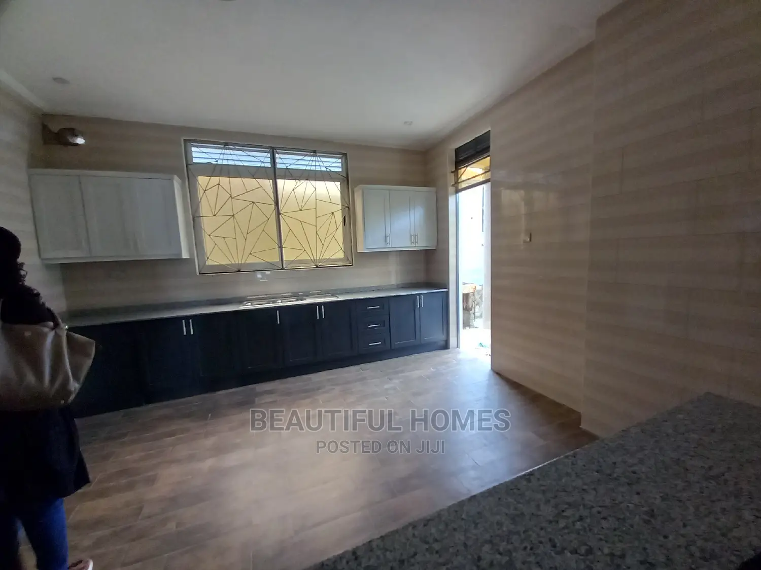 Furnished 6bdrm Mansion in Tarmacked Estate, Kira for Sale