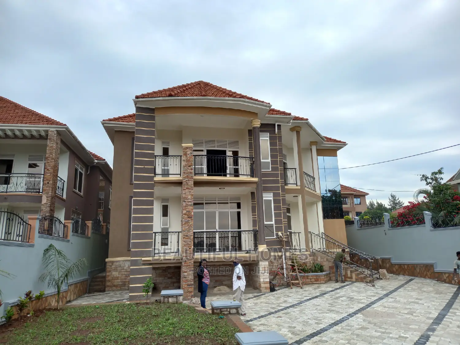Furnished 6bdrm Mansion in Tarmacked Estate, Kira for Sale