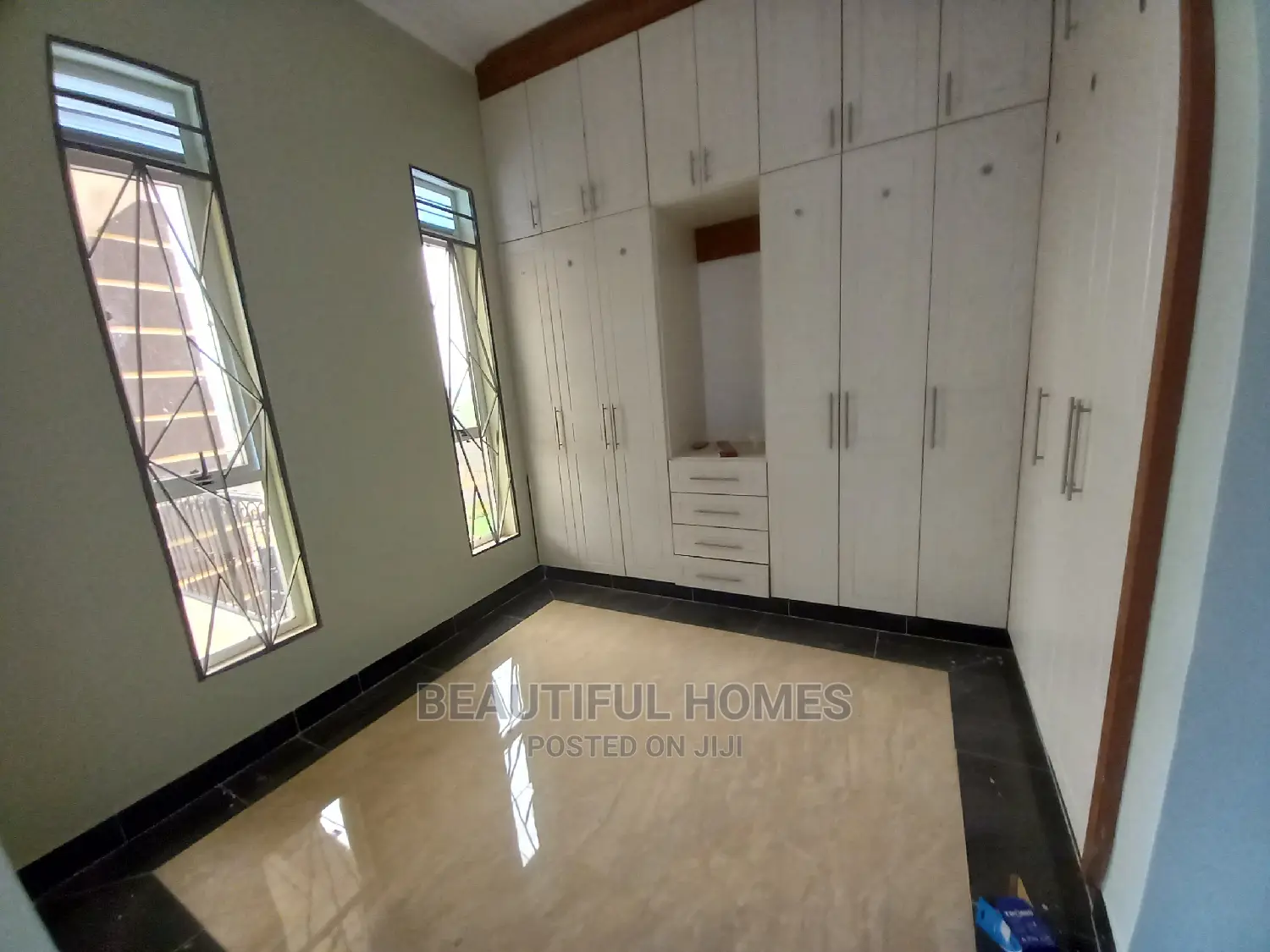 Furnished 6bdrm Duplex in Rich Neighborhood, Kira for Sale