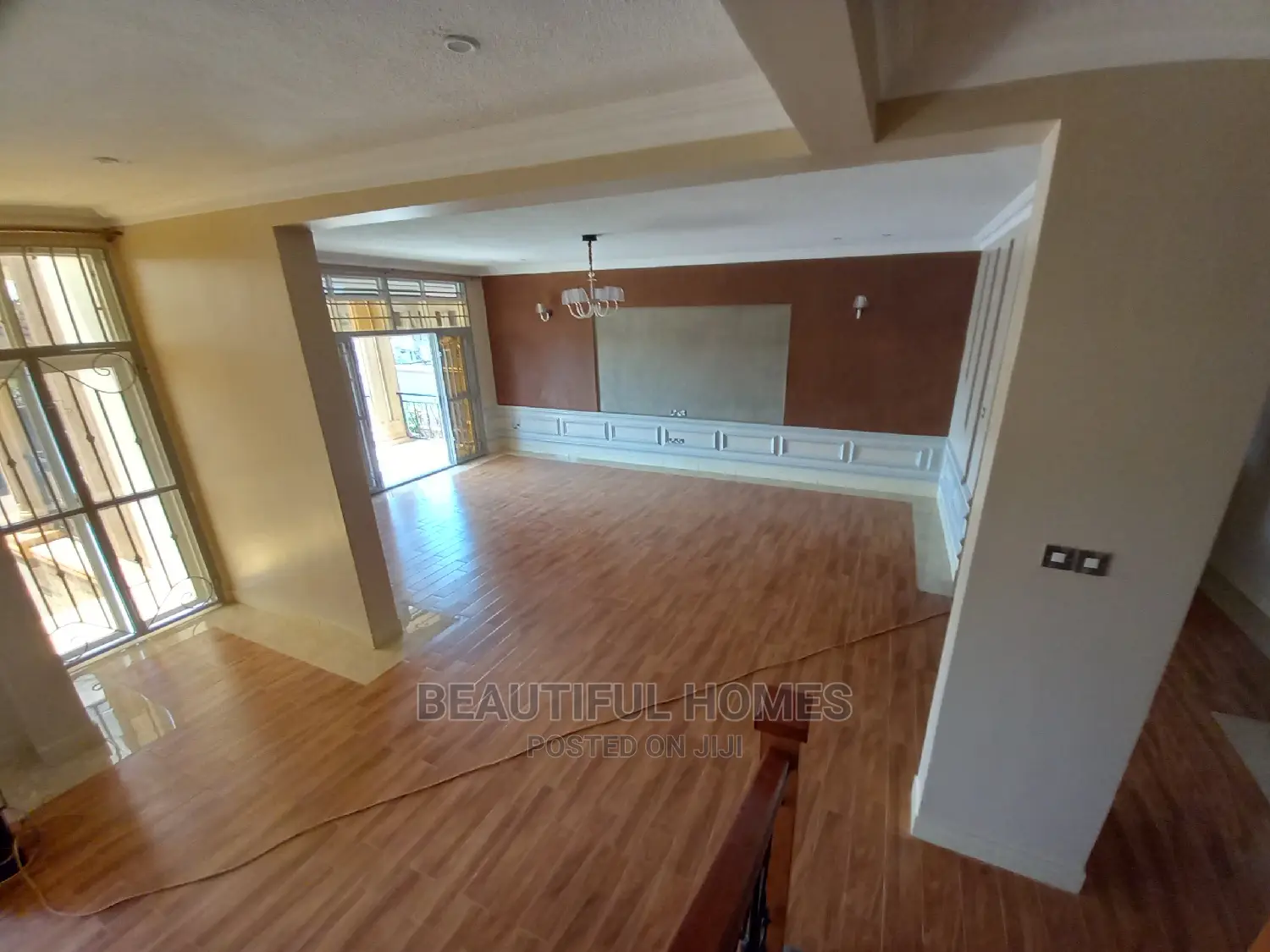 Furnished 6bdrm Mansion in Kira Rich for Sale